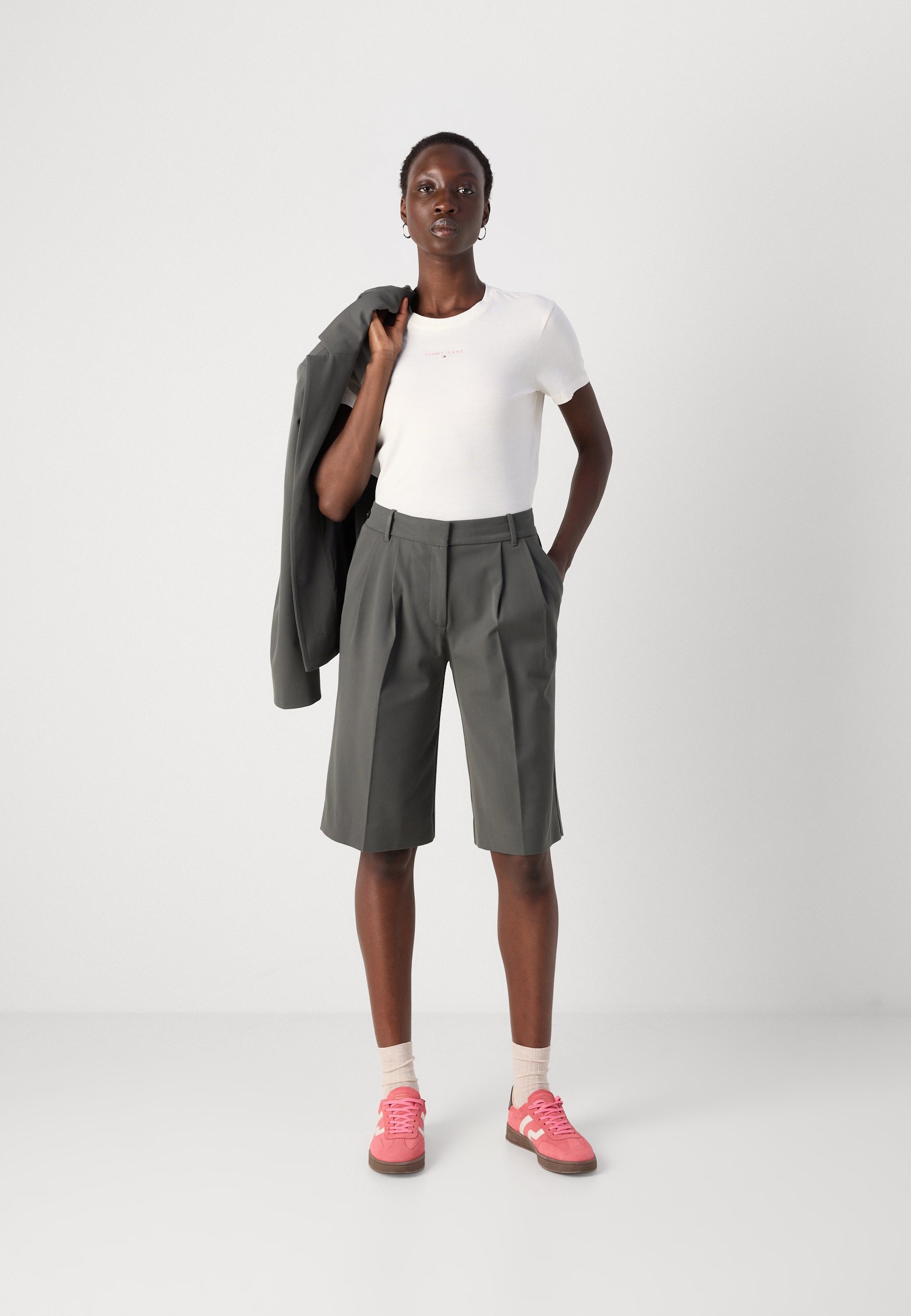 Tommy Jeans LINEAR TEE - Lihtne T-särk - iidvalge