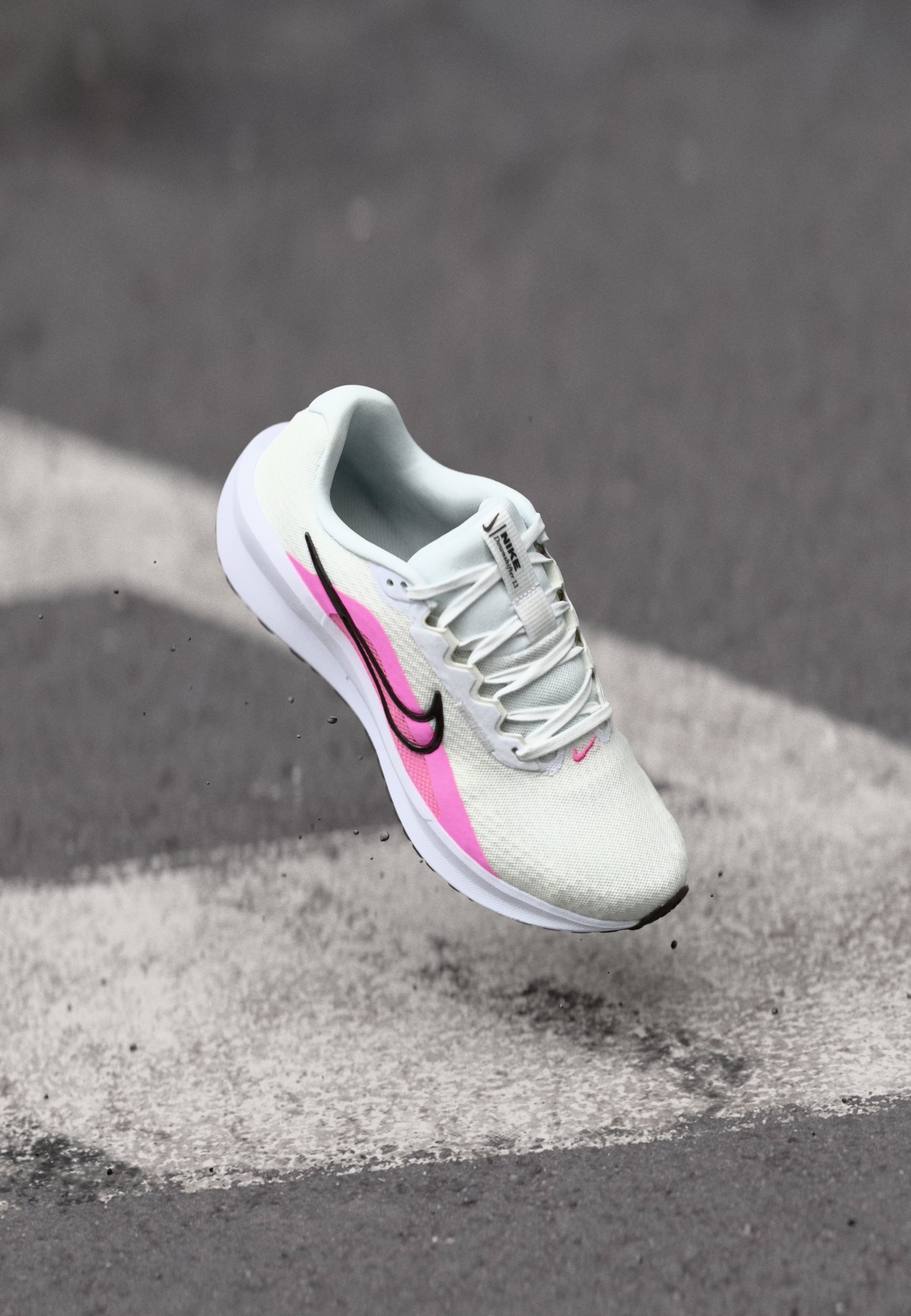 Nike Performance DOWNSHIFTER 13 - Hardloopschoenen voor op de weg - wit/roze/zwart
