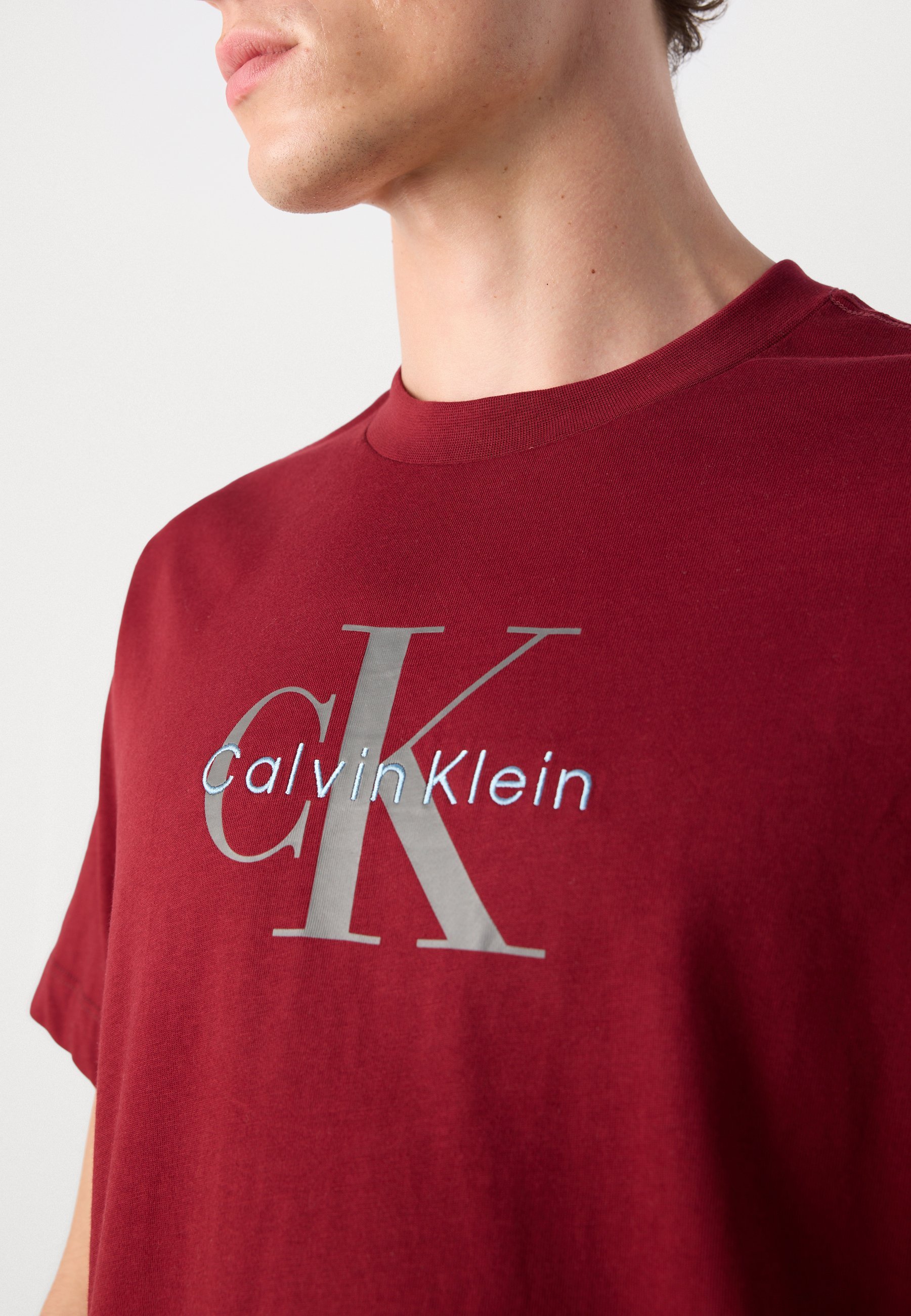 T-shirt imprimé Calvin Klein Jeans HERO MONOLOGO - Rouge Renaissance