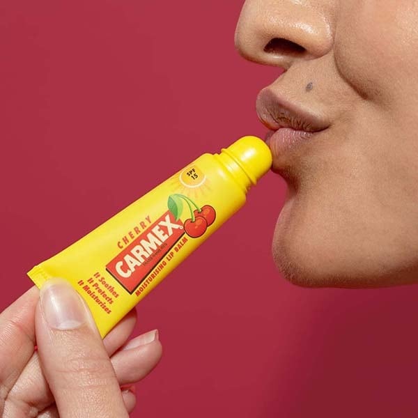 Carmex hydratační balzám na rty s příchutí třešně SPF 15 10 g
