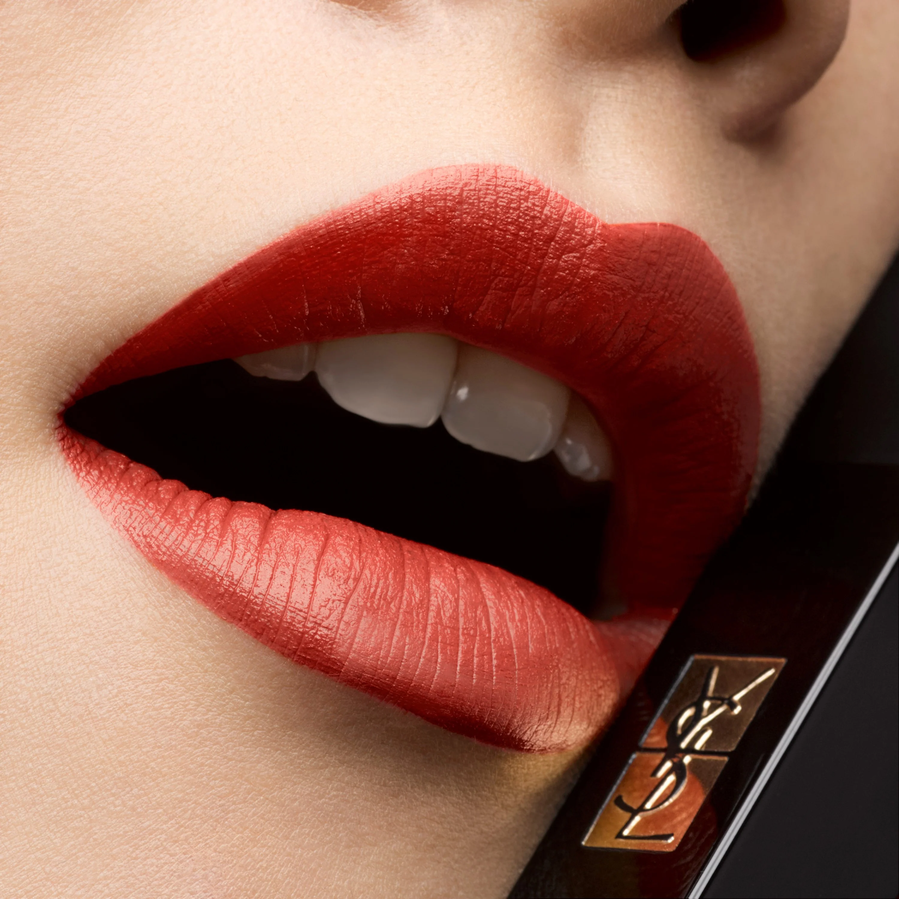 Labbra Rouge Pur Couture The Slim Velvet Radical - Rossetto mat, Rossetto