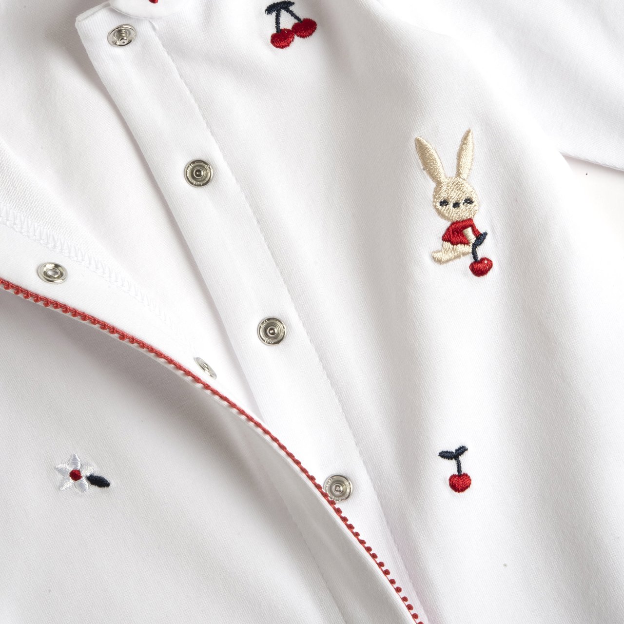 Witte pyjama met opening aan de voorkant