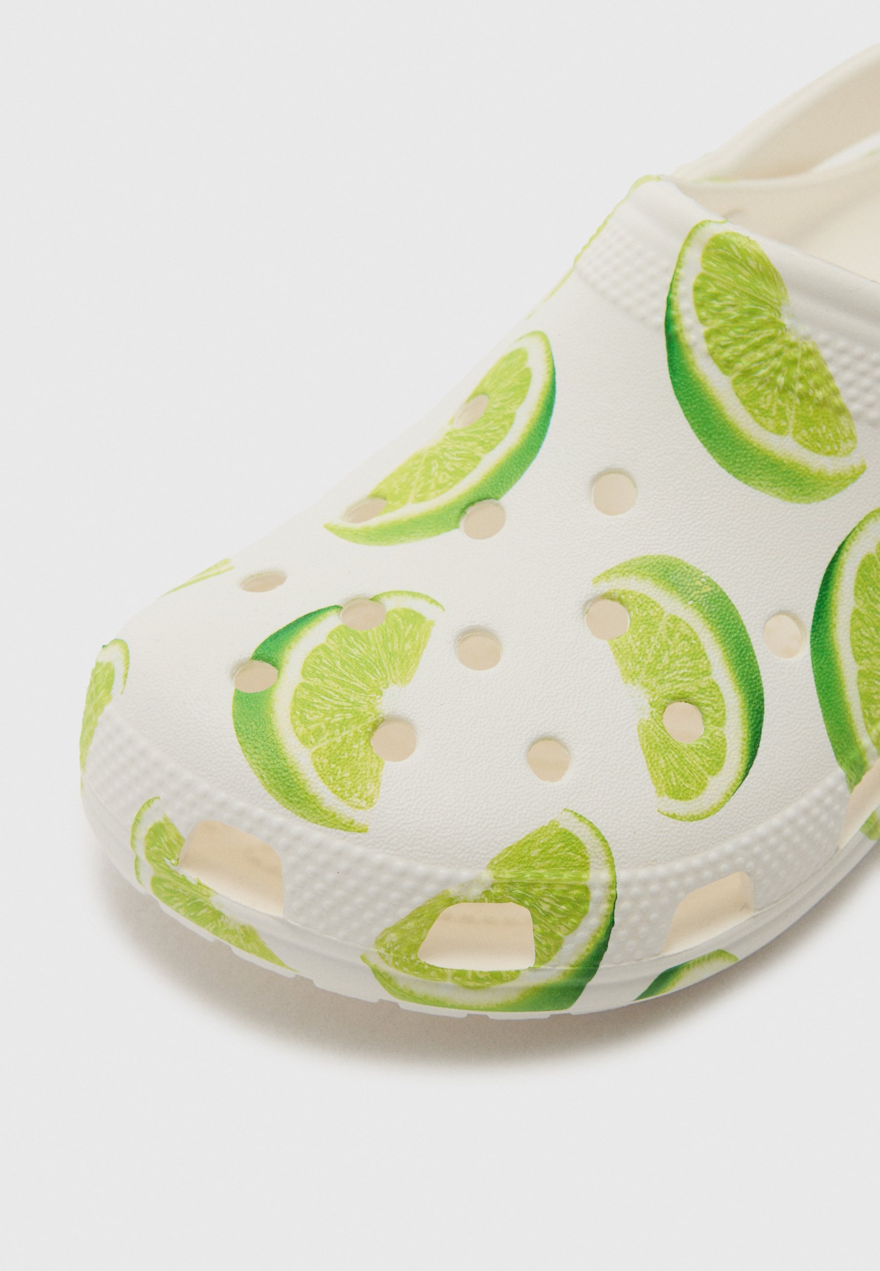 Crocs CLASSIC FRESH FRUITS UNISEX - Klompen - lichtgeel