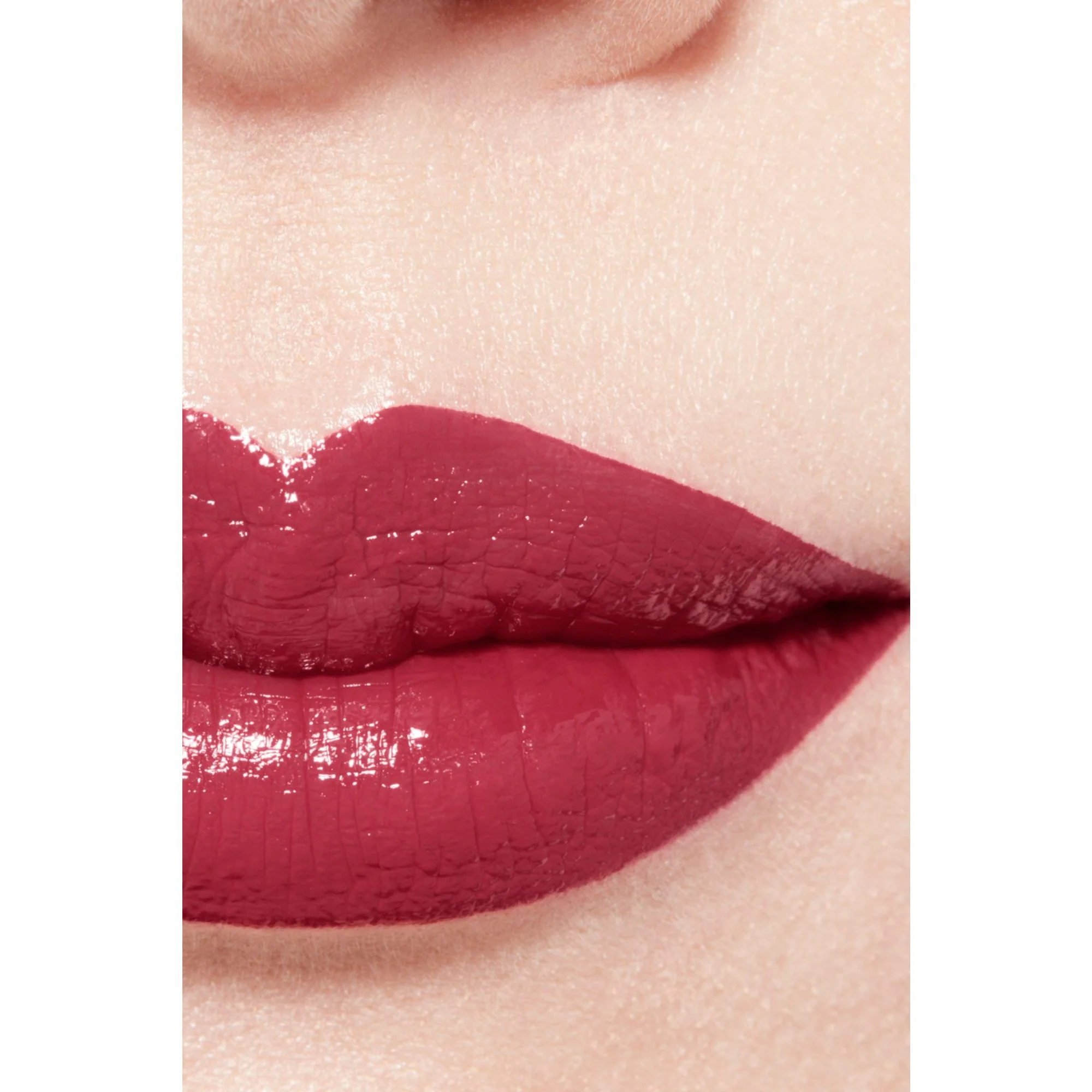 ROUGE ALLURE LAQUE - IL ROSSETTO FLUIDO BRILLANTE TENUTA ESTREMA