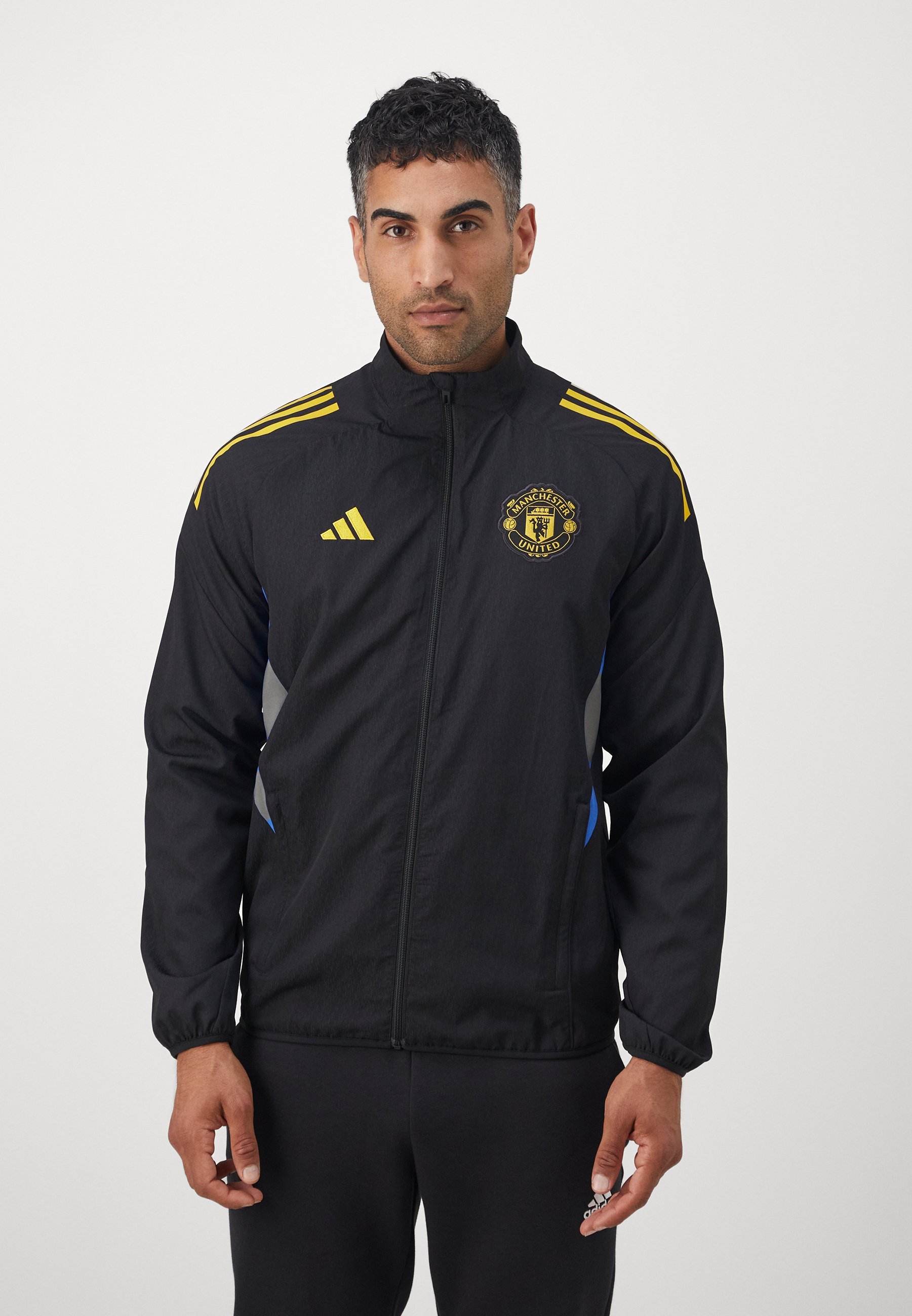 Veste de présentation européenne adidas Performance Manchester United 25/26 - Tenue du club - Noir/Bleu haute résolution/Jaune tribal