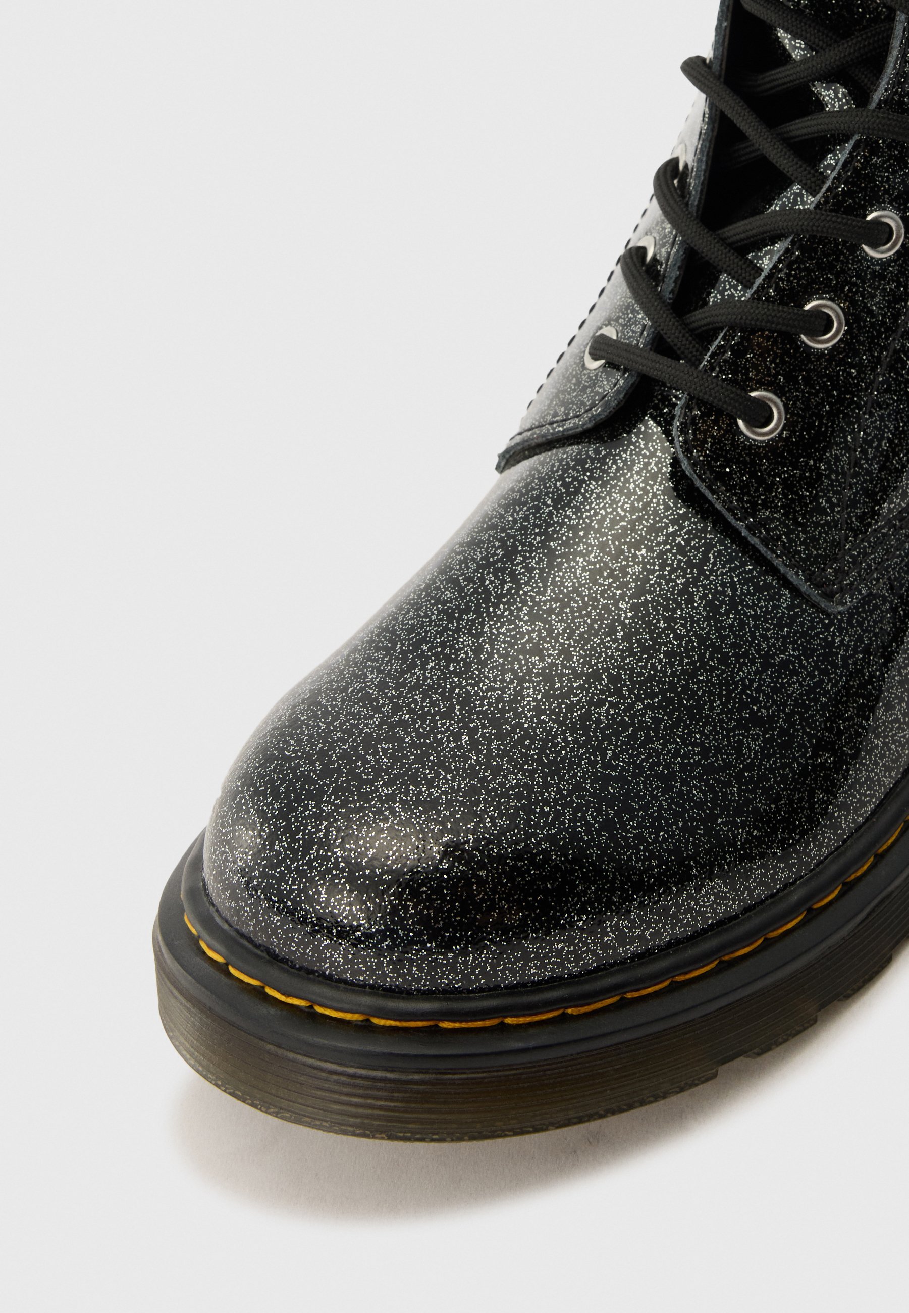 Botas de cano curto com cadarço Dr. Martens - preto/prateado/com glitter nebulosa