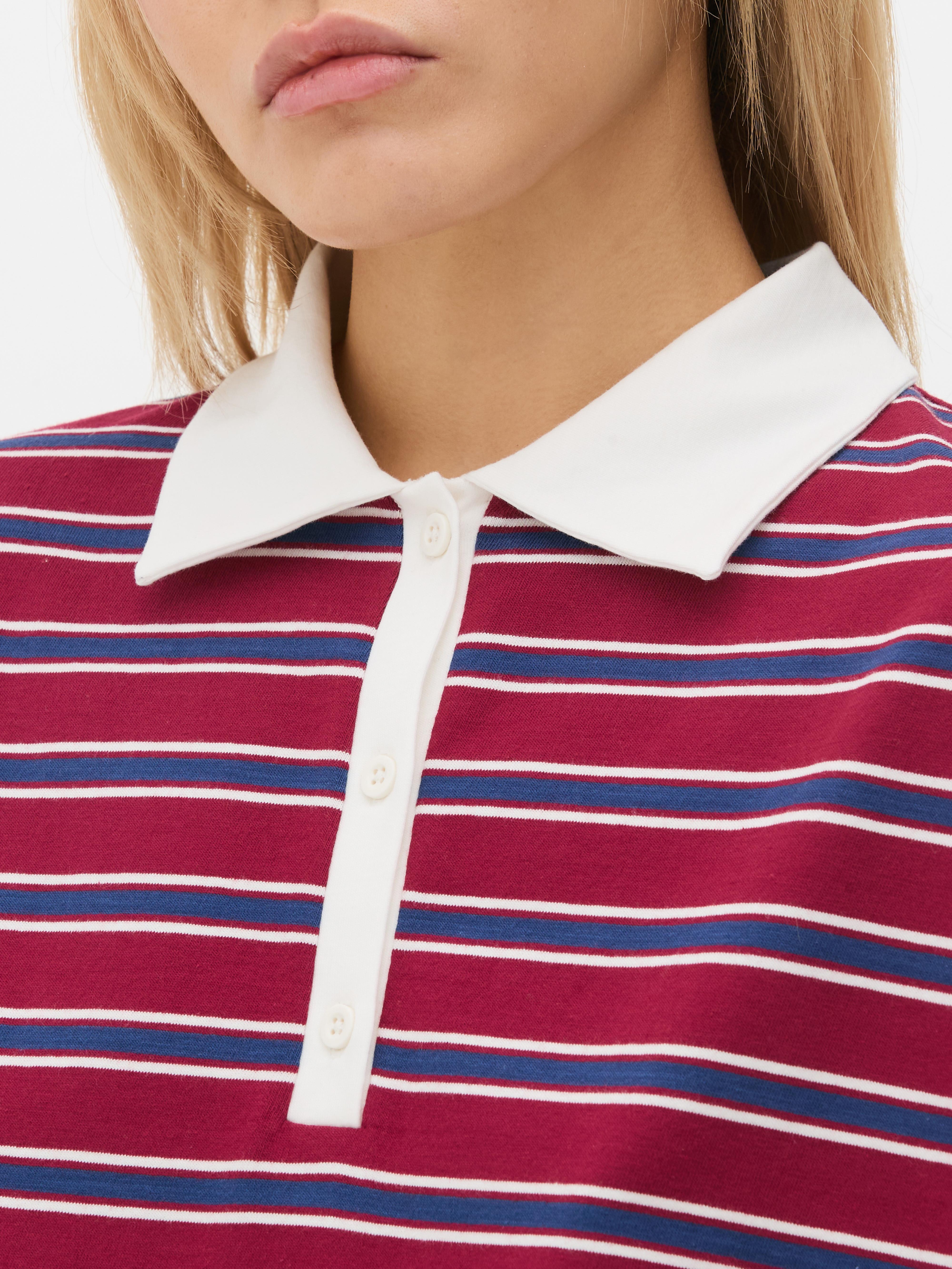 Tricou polo cu mânecă lungă. Acest polo are guler clasic, închidere cu jumătate de nasture și mâneci lungi.