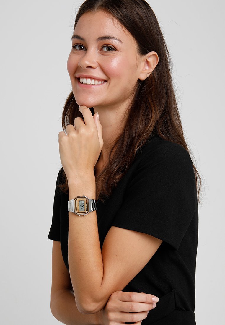 Digitální hodinky Casio - stříbrné barvy