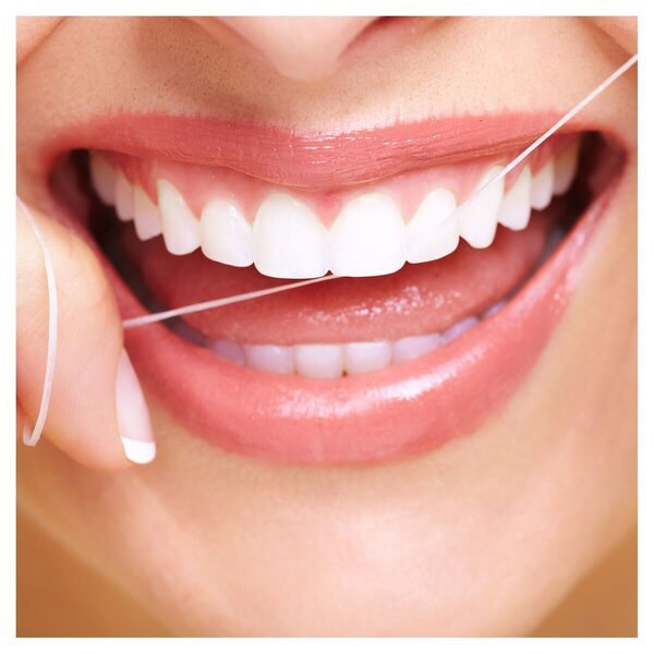 Voskovaná zubná niť Oral-B Essential
