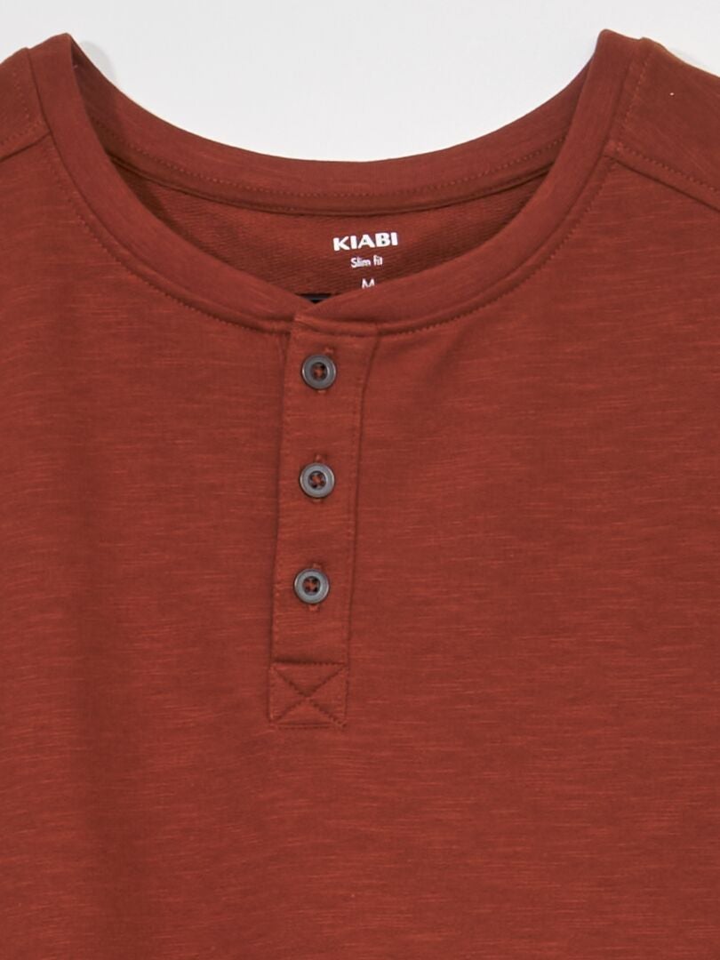 Camiseta lisa con cuello Henley - marrón