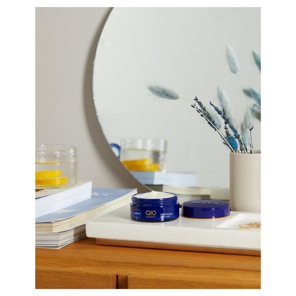 NIVEA Q10 Energy Recharge pretgrumbu nakts krēms<br>50ml