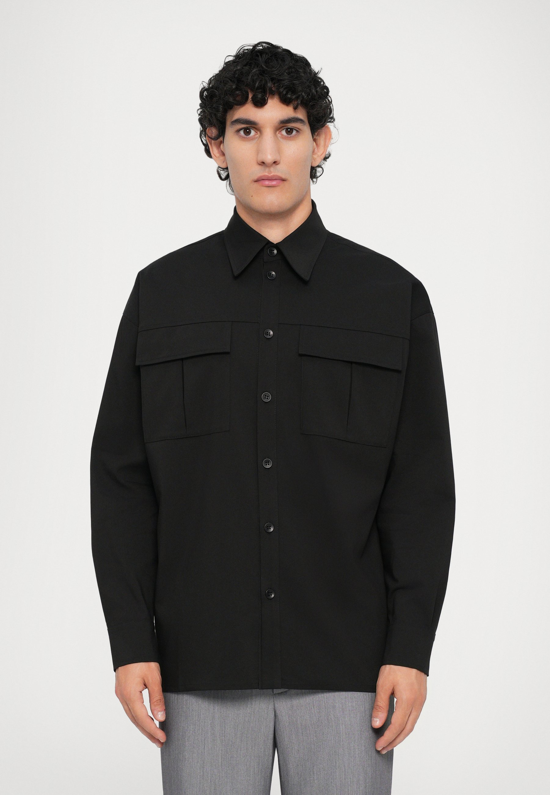 Camicia Essential Collective con doppia tasca - nera