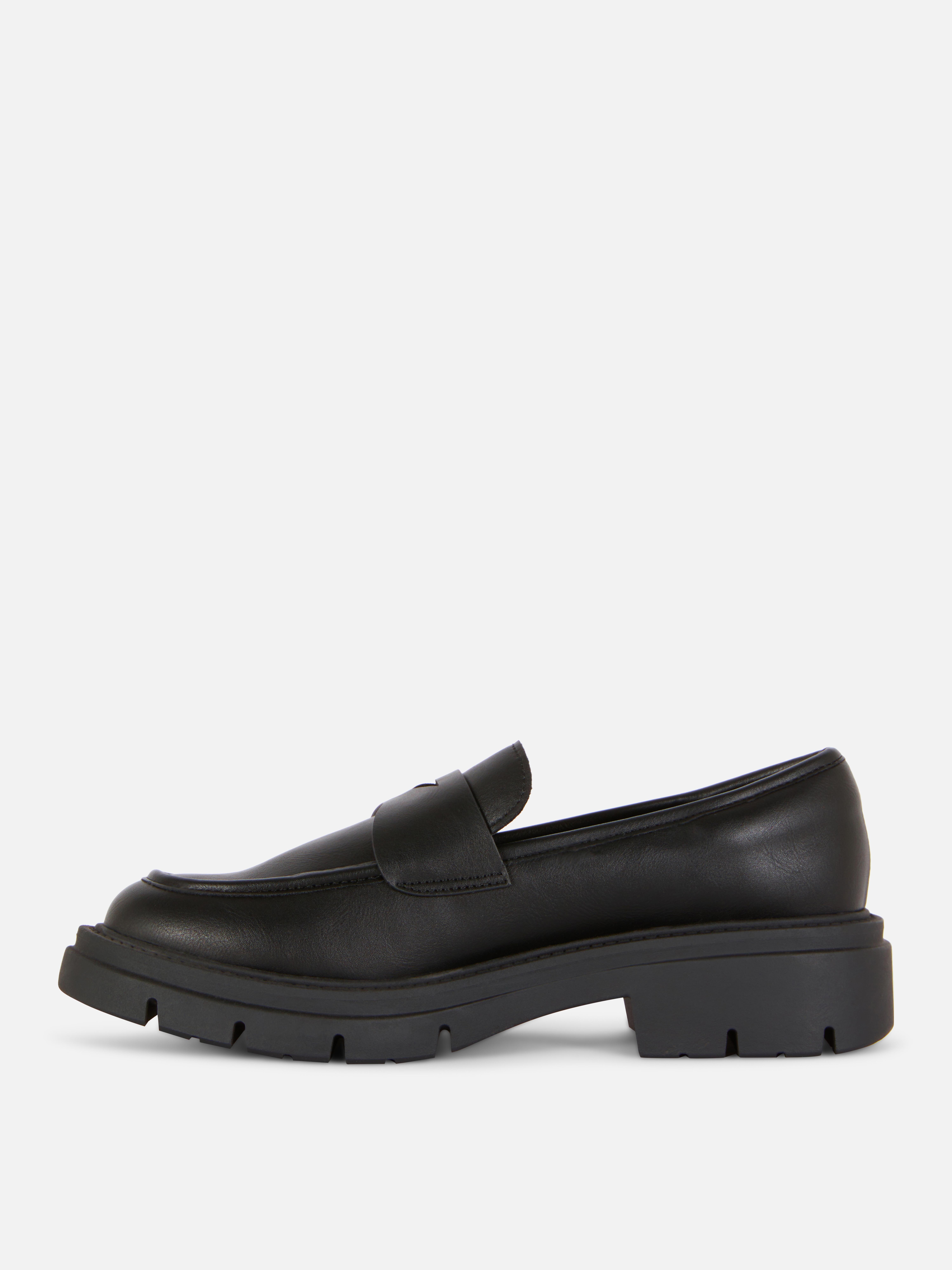 Mocasini din piele ecologică cu talpă groasă. Acești mocasini din piele ecologică ies în evidență prin designul lor elegant și talpa groasă modernă.