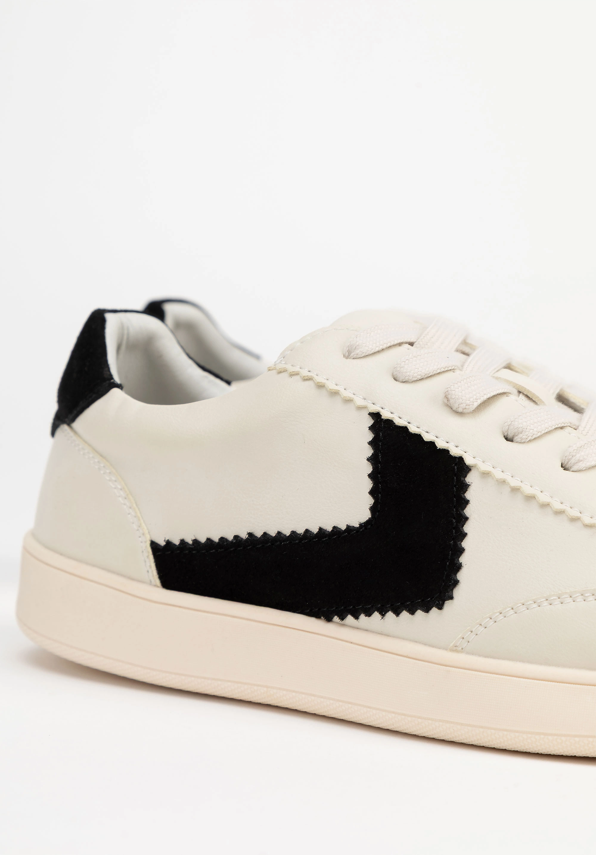 Zamszowe sneakersy z kontrastowymi wstawkami z ekoskóry beżowo - czarne