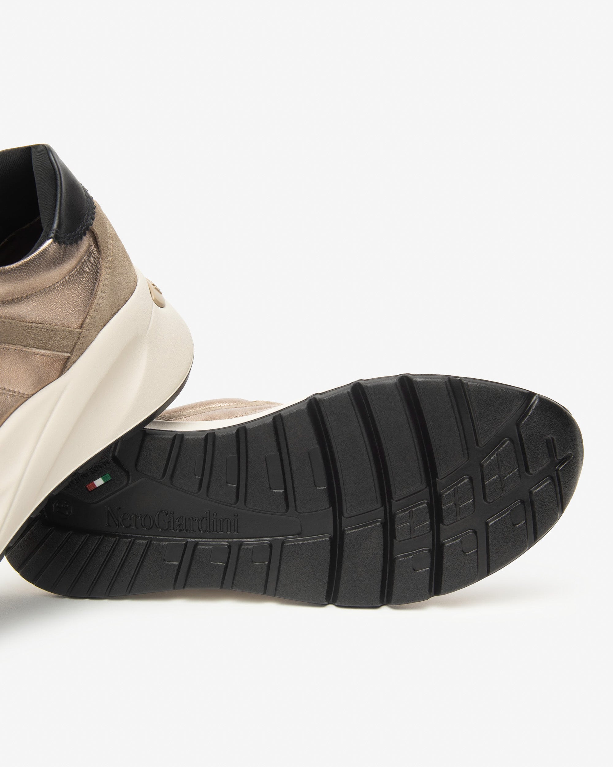  Damen-Sneaker aus Wildleder, Leder und technischen Materialien