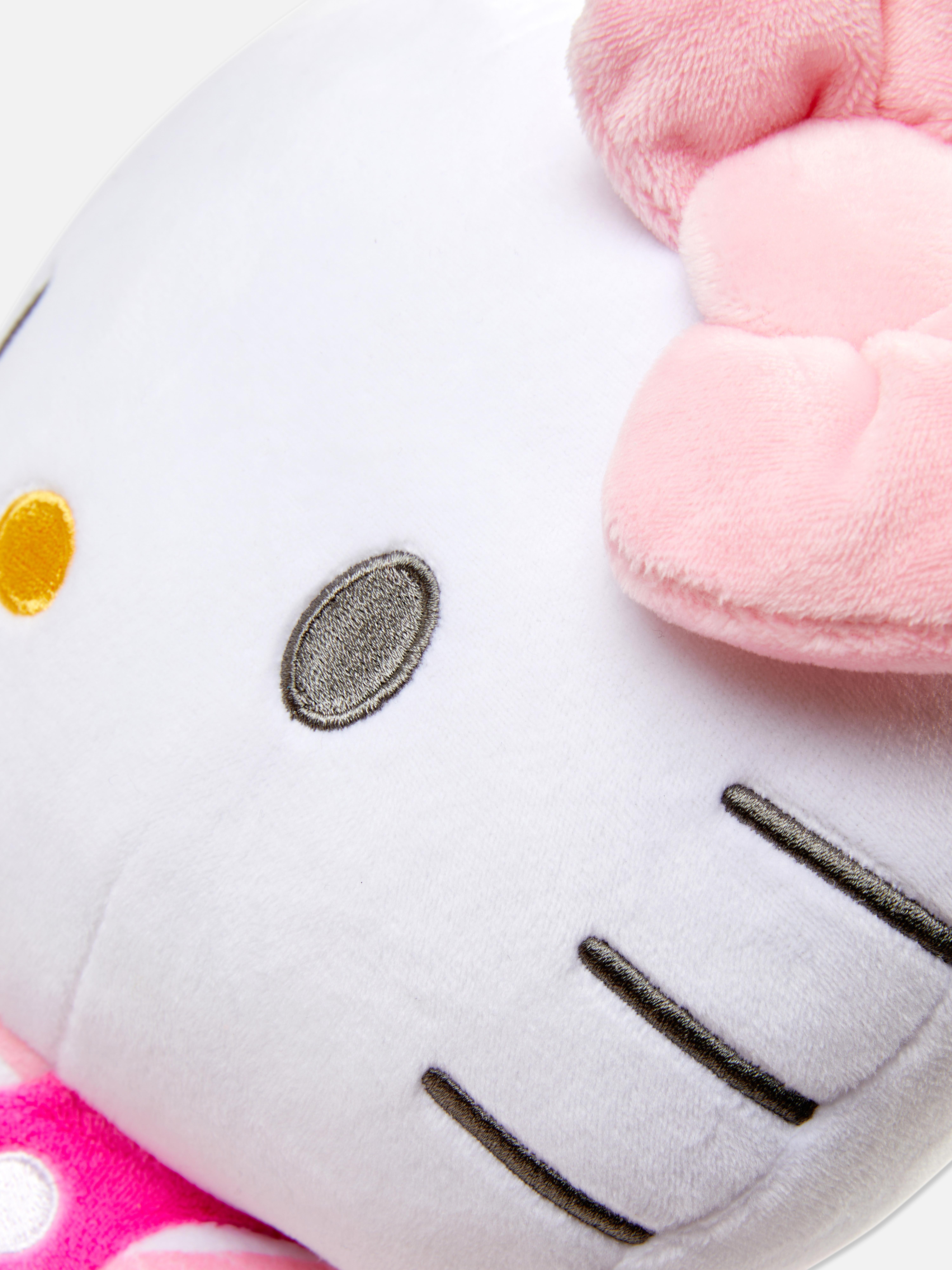 Nagy Hello Kitty plüssjáték. Egy aranyos plüssjáték Hello Kitty formájában.