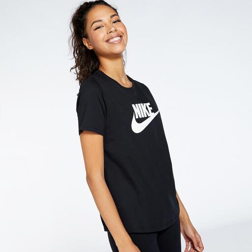  Nike Sportswear Essentials