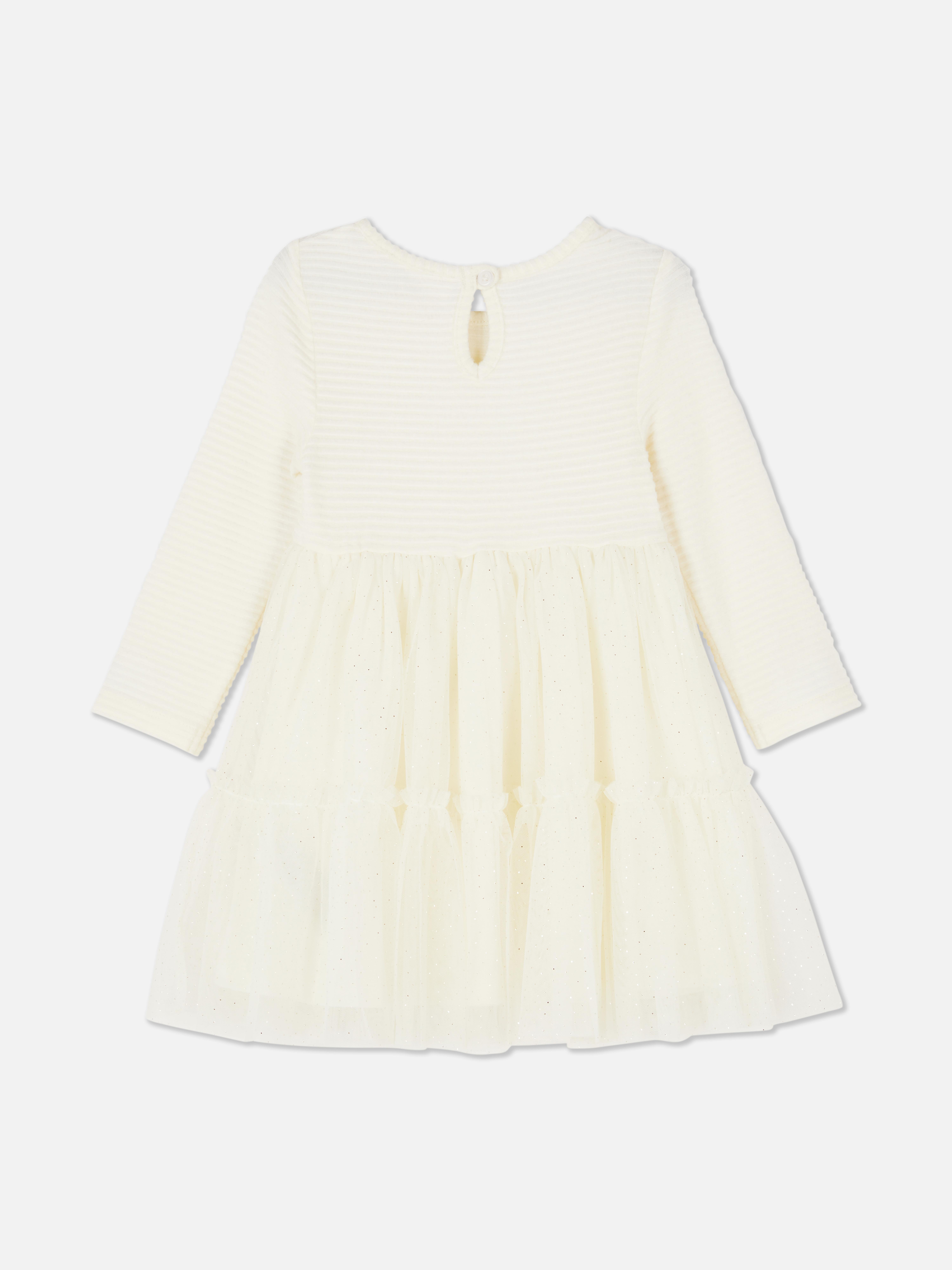 Rochie tutu cu nervuri. Această rochie tutu are un decolteu rotund, mâneci lungi și o fustă din tul.