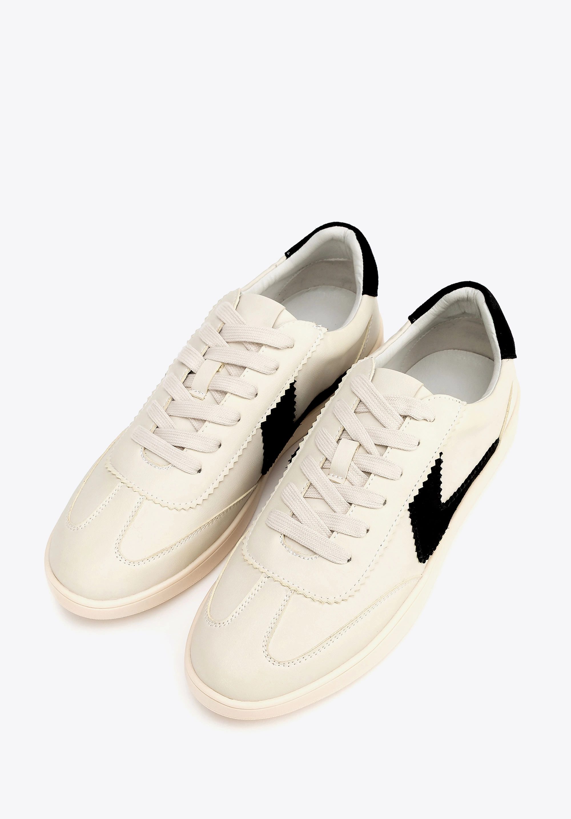 Zamszowe sneakersy z kontrastowymi wstawkami z ekoskóry beżowo - czarne