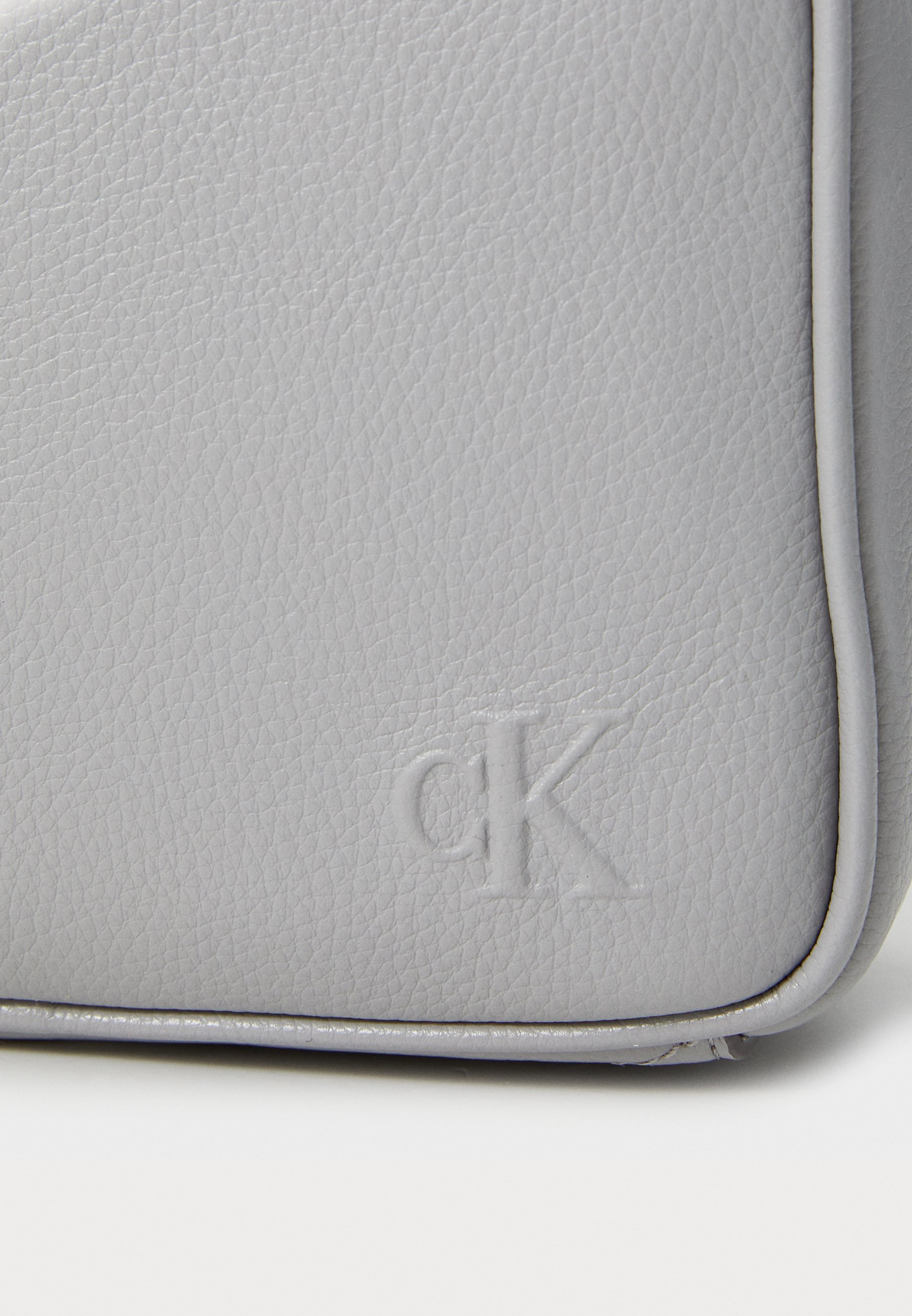 Sac bandoulière Calvin Klein à bandoulière en toile - gris élégant