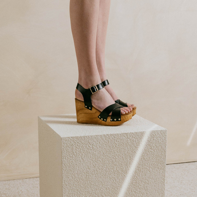 Sandales à semelles compensées et brides croisées  en cuir noir