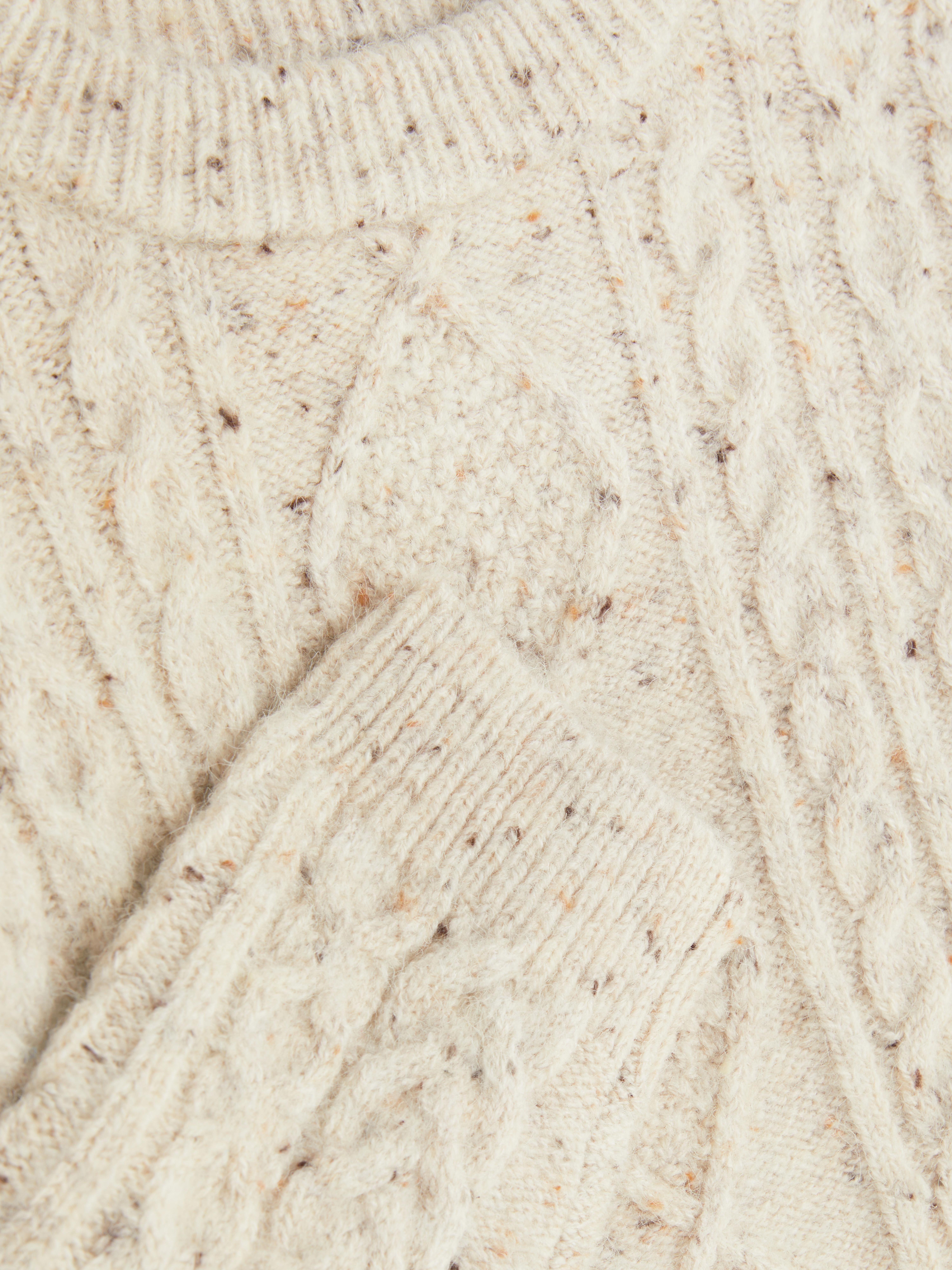 Zopfstrickpullover Ein Zopfstrickpullover mit Rundhalsausschnitt, langen Ärmeln mit Bündchen und geripptem Saum