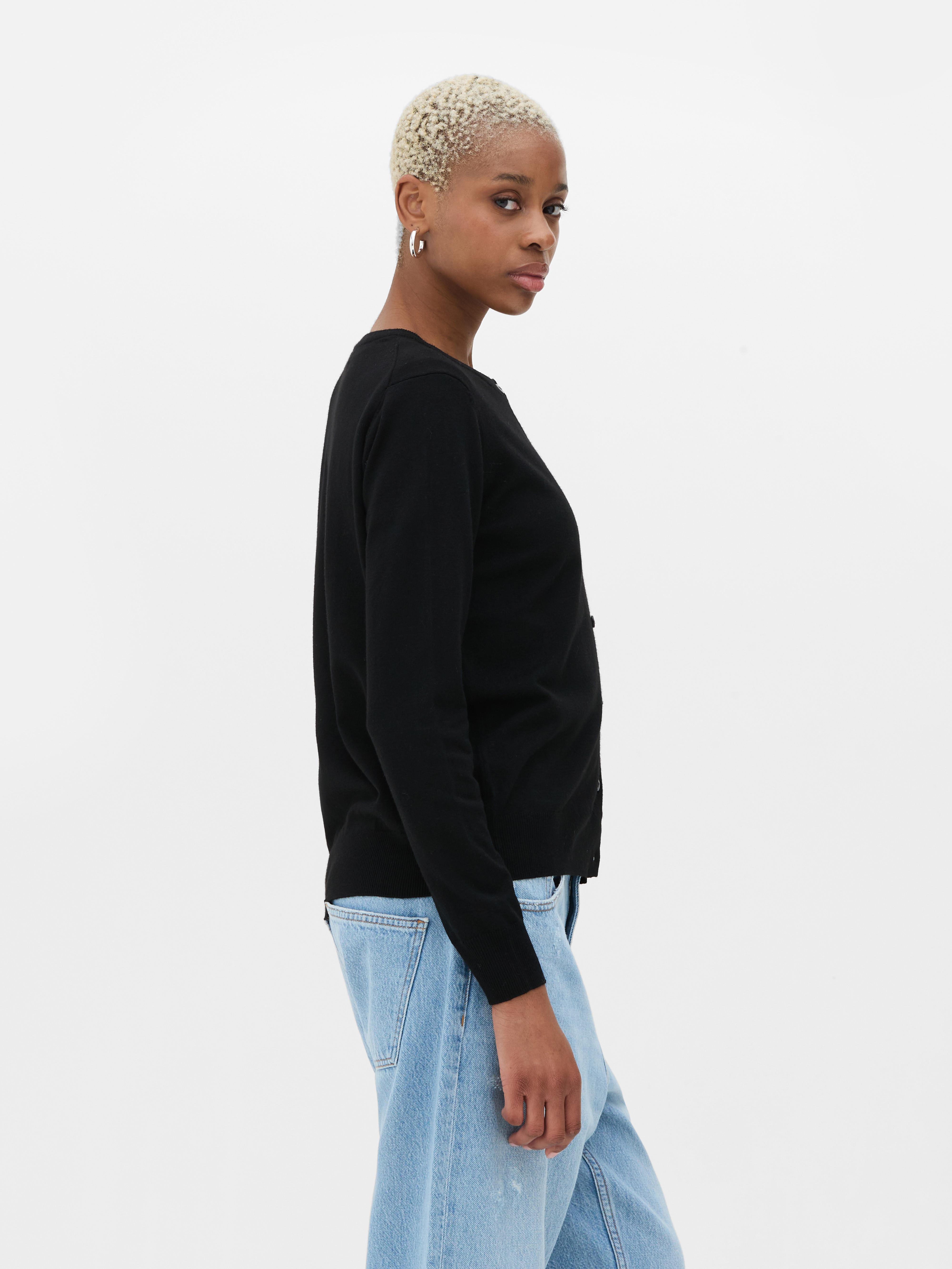 Klassisk cardigan med rund hals. Den runde halsen og knappelukkingen gjør denne cardiganen til en sofistikert versjon av hverdagslig.