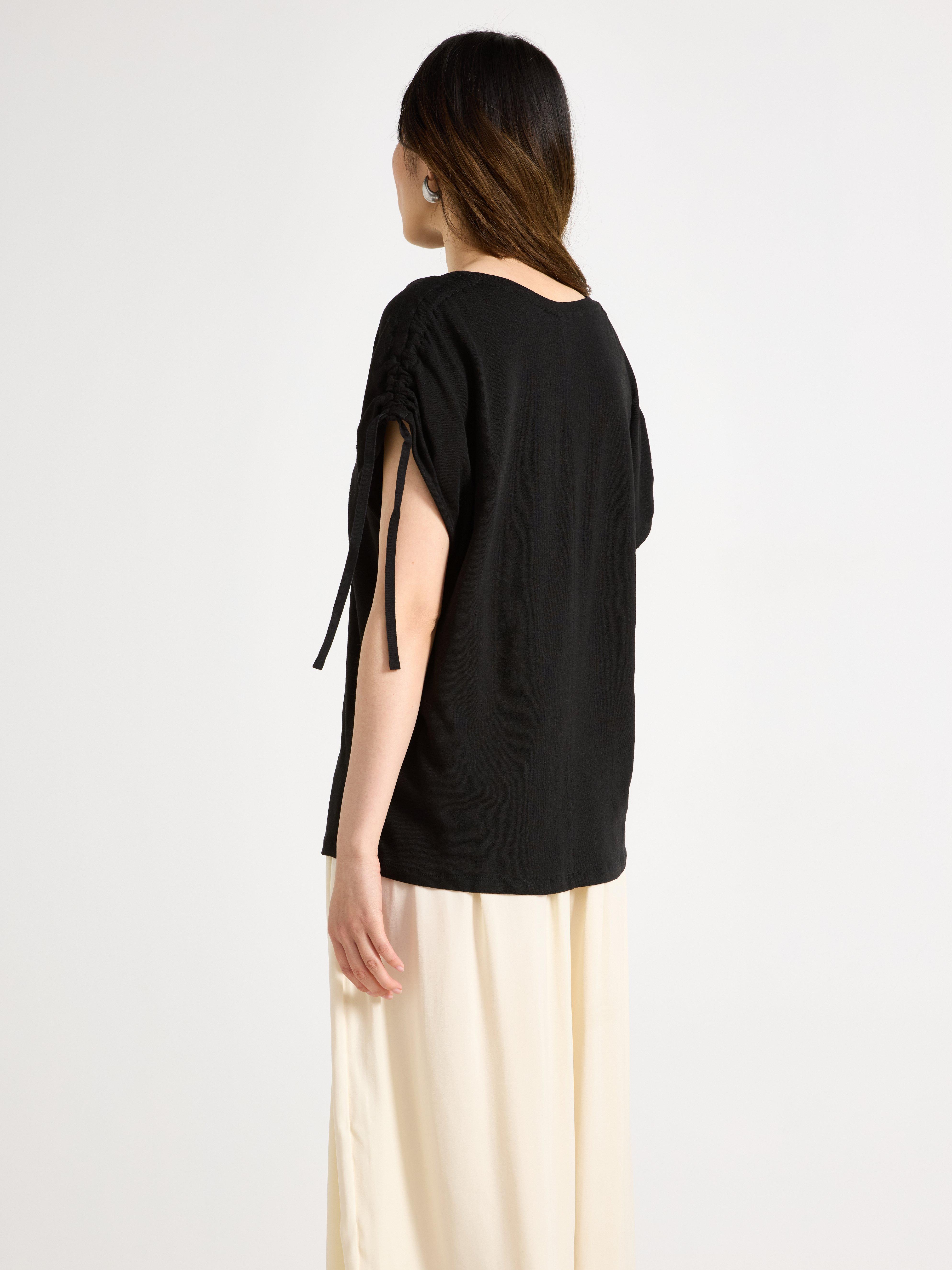 Blusa preta em mistura de linho