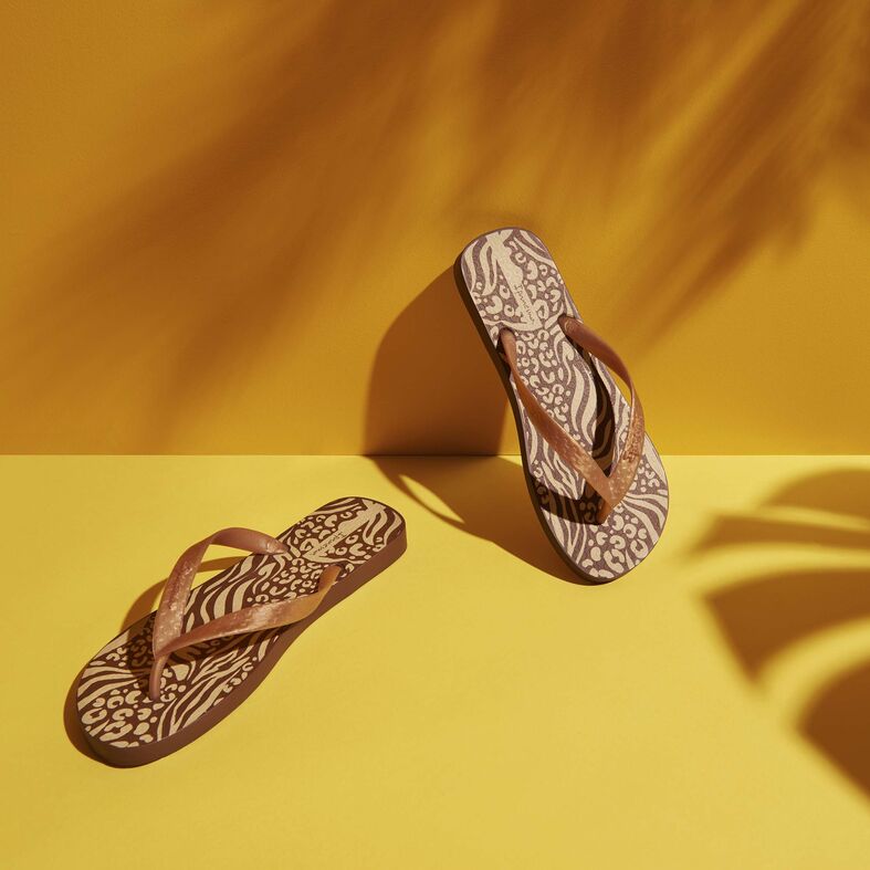 Sandalias de dedo marrones para mujer