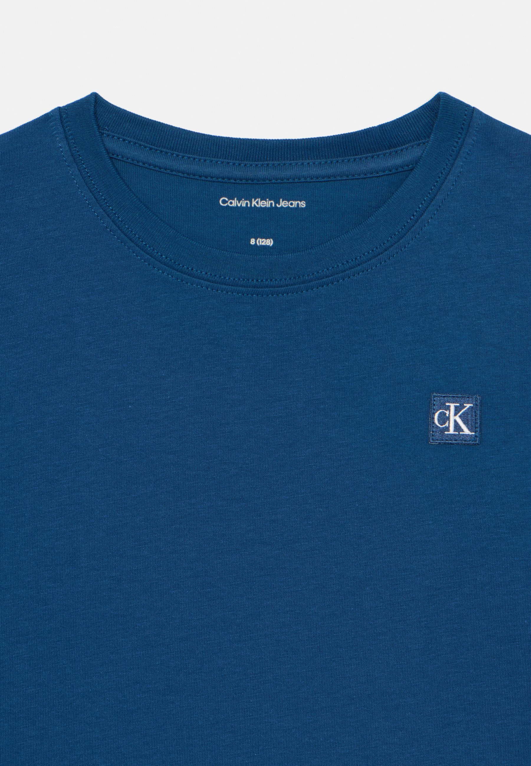 T-shirt basique unisexe Calvin Klein Jeans MONO MINI BADGE - jean bleu