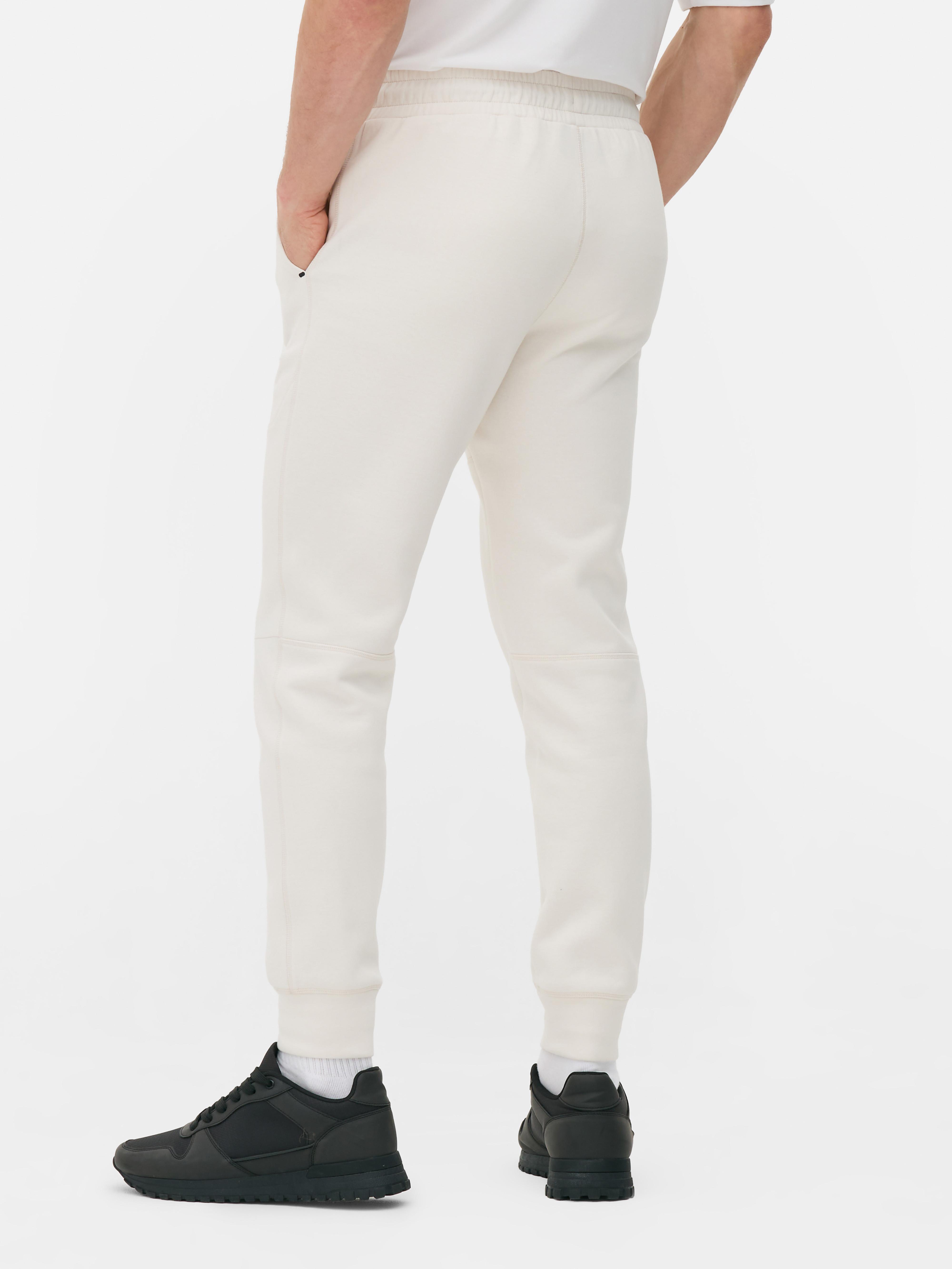 Pantaloni de jogging cu șnur de strângere și manșete la gleznă. Pantaloni sport de jogging cu șnur în talie, buzunare laterale și manșete la gleznă.