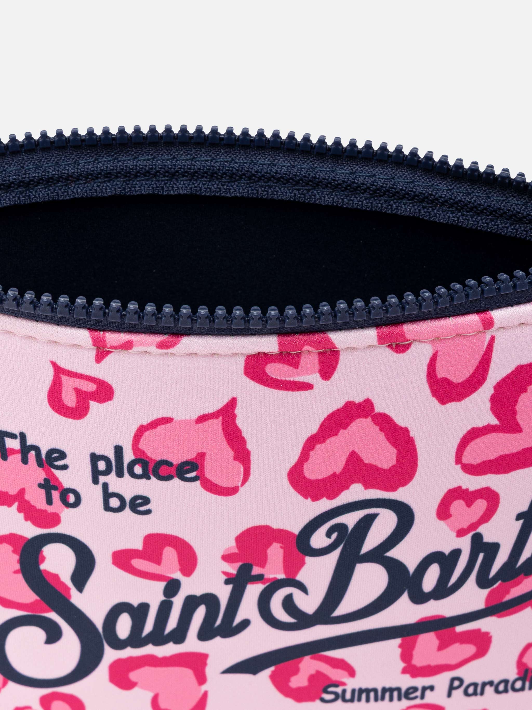 Aline Scuba Clutch mit herzförmigem Tiermuster
