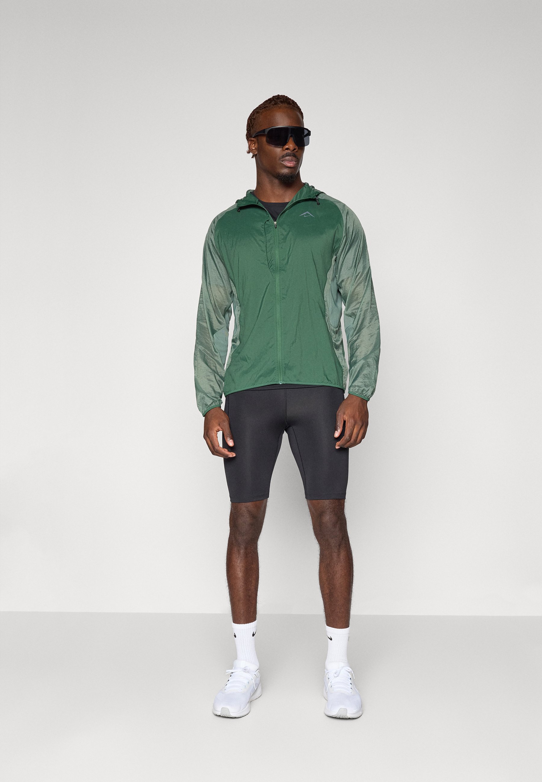 Nike Performance TRAIL AIREEZ - Coupe-vent - argile sapin/vert/noir