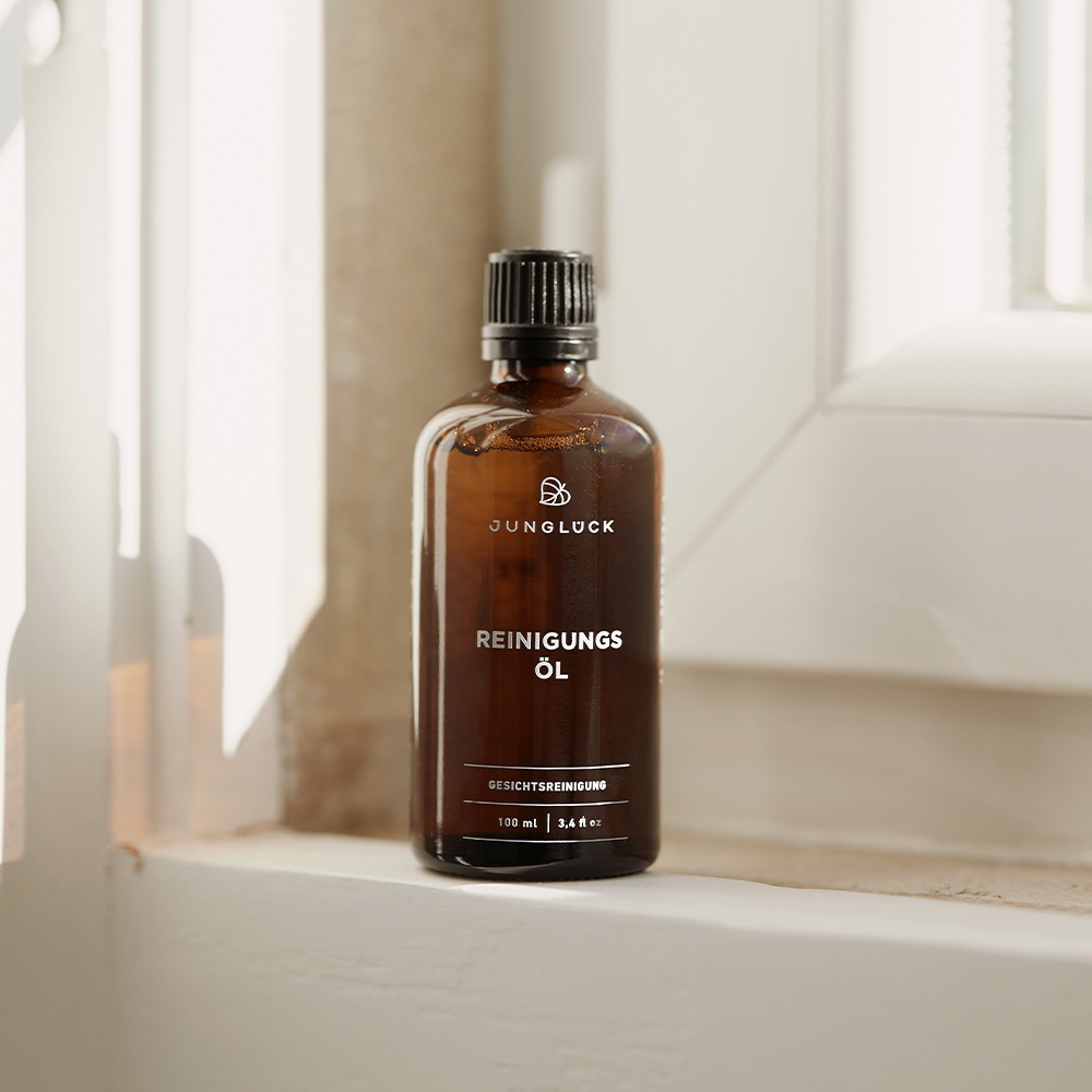 Juniglück set za njegu lica s uljem za čišćenje, serumom s vitaminom C za osjetljivu kožu i hijaluronskom kremom (srednja) – 180 ml