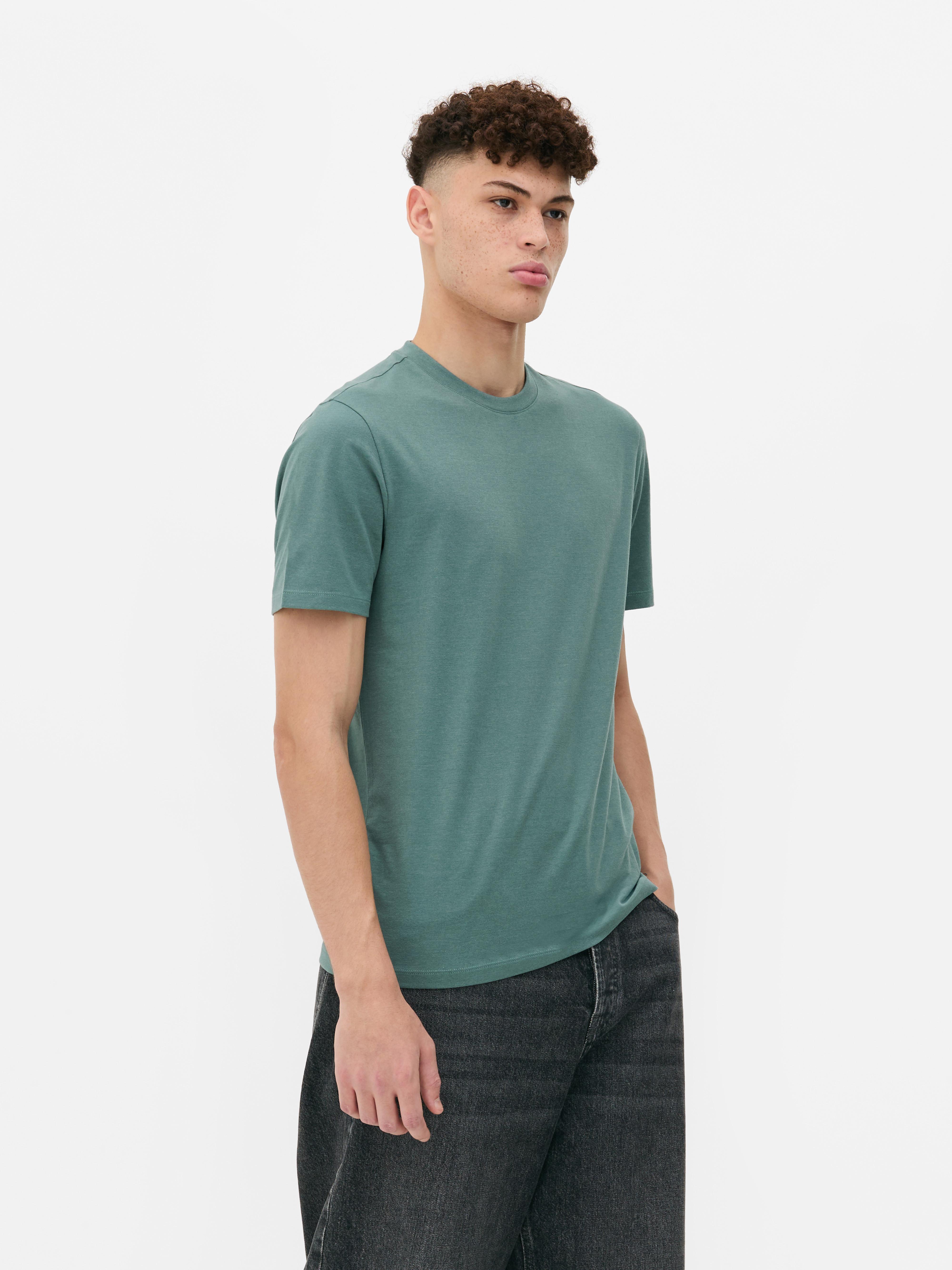 Schmal geschnittenes T-Shirt, hauptsächlich aus Baumwolle. Dieses T-Shirt hat eine figurbetonte Passform, einen Rundhalsausschnitt und kurze Ärmel.