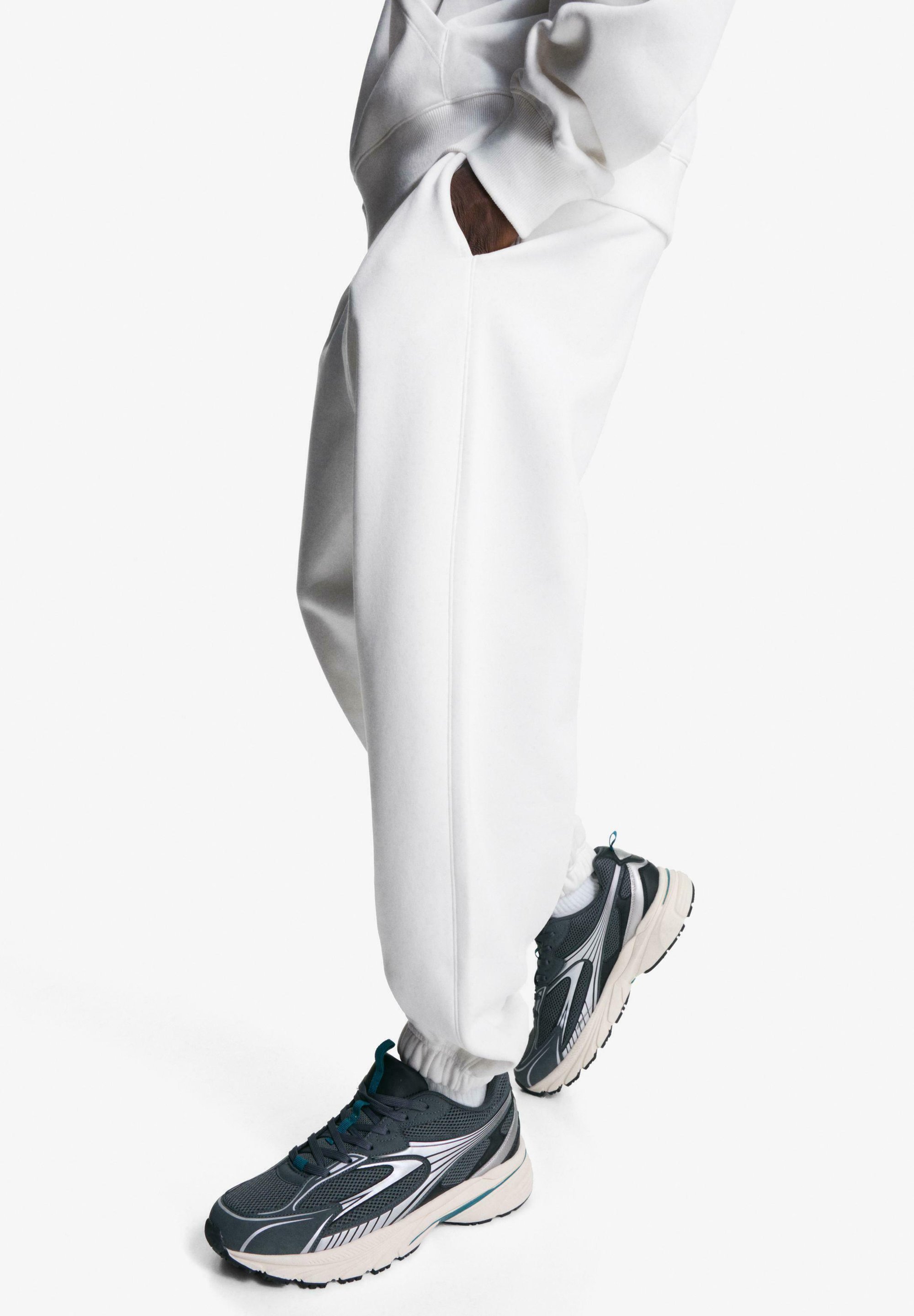 Bershka JOGGERS - Trainingsbroek - wit