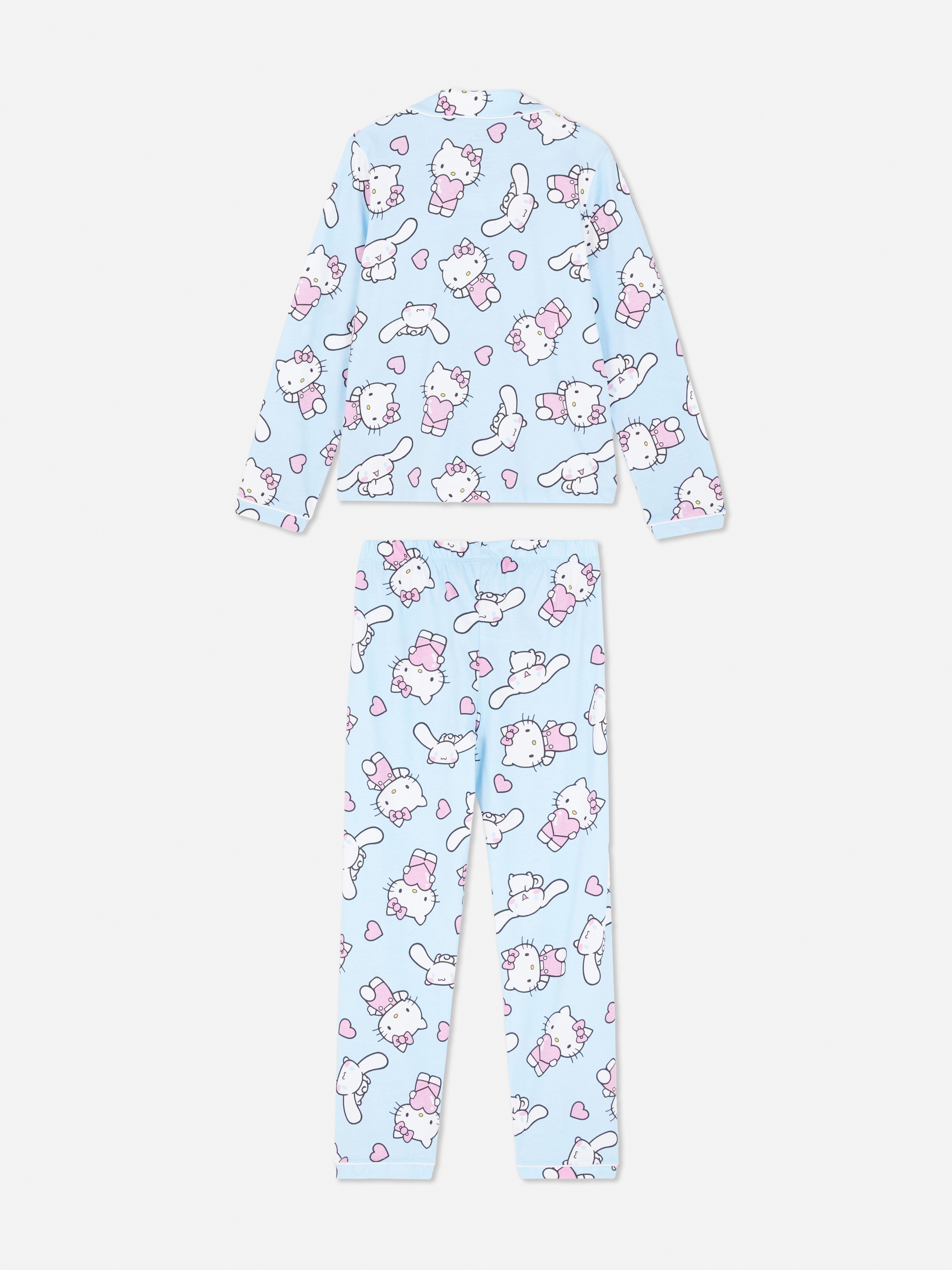 Hello Kitty Cinnamoroll Pyjama – Ein Sanrio-Pyjama mit Oberteil mit Kragen und Hose mit Kordelzug.