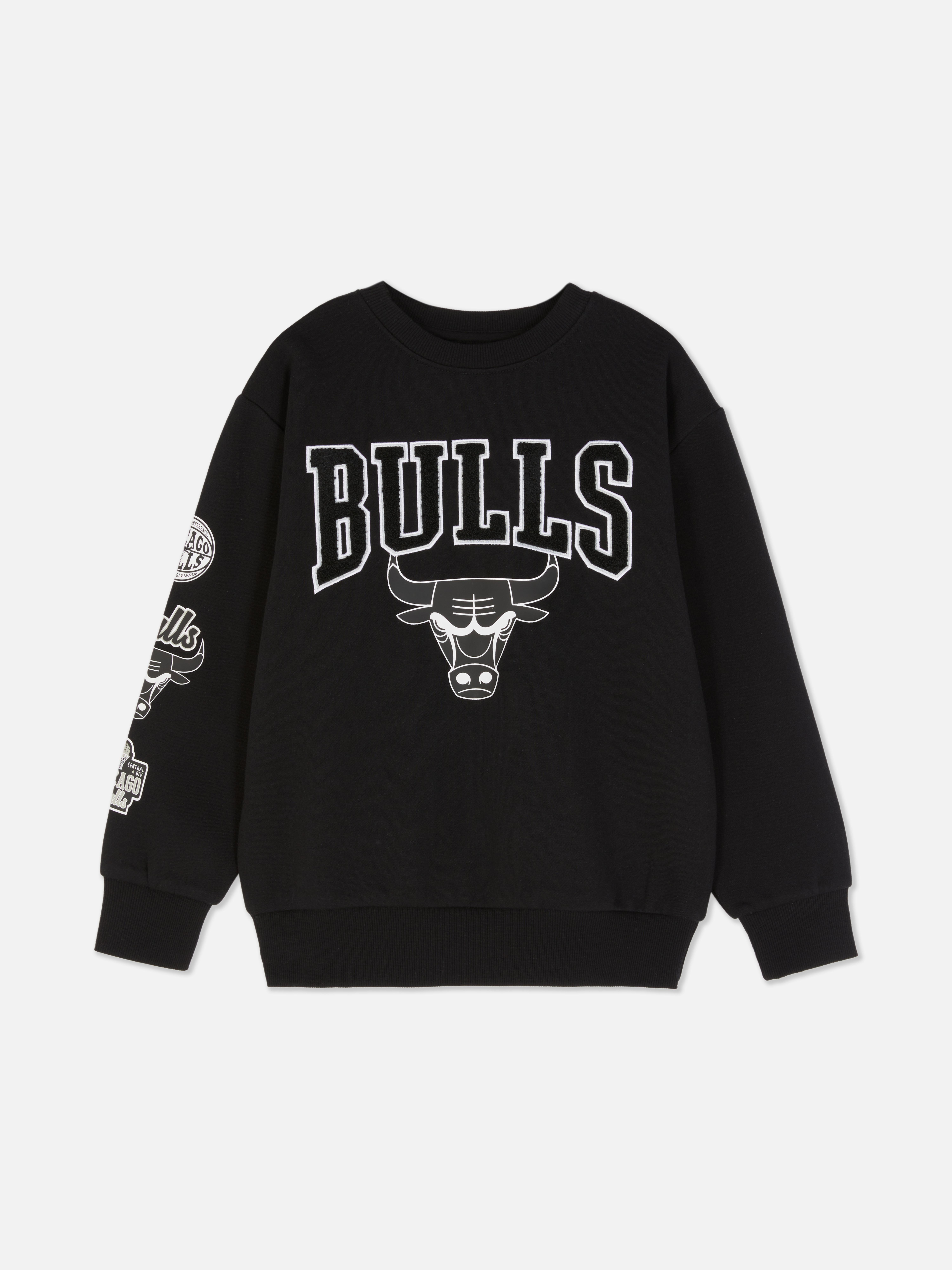 Hanorac NBA Chicago Bulls cu imprimeu Un hanorac cu manșete cu nervuri, imprimeuri NBA Chicago Bulls și embleme ale echipei