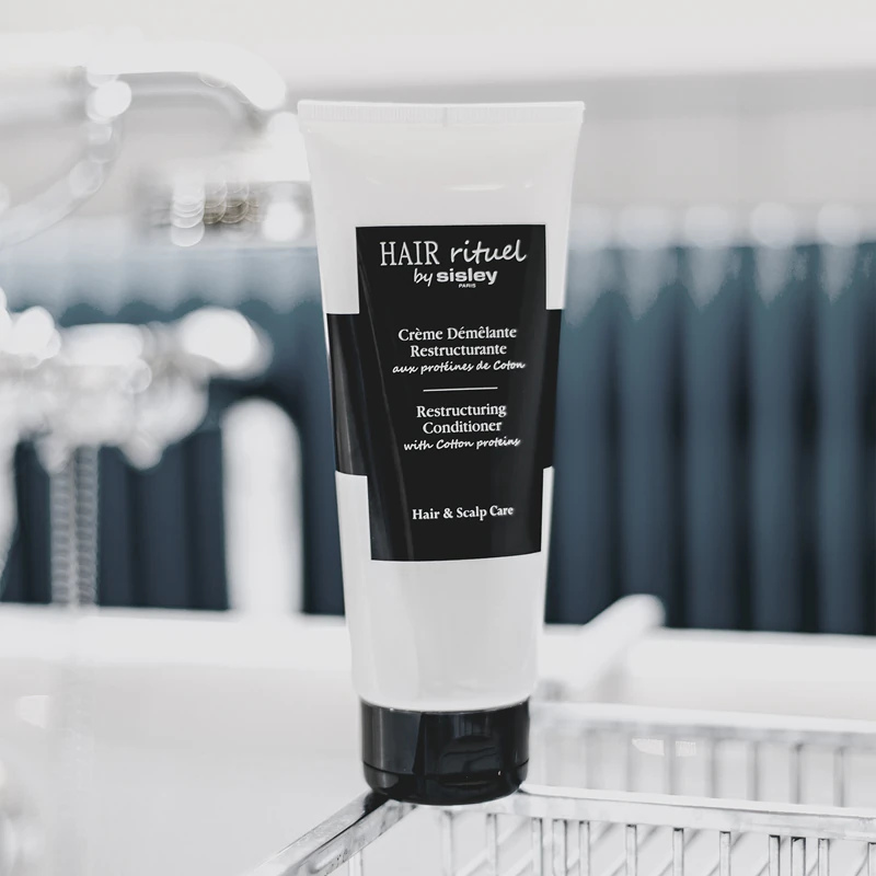Condicionador Reestruturante Hair Rituel by Sisley com Proteínas de Algodão: um condicionador suavizante que previne a quebra dos fios.