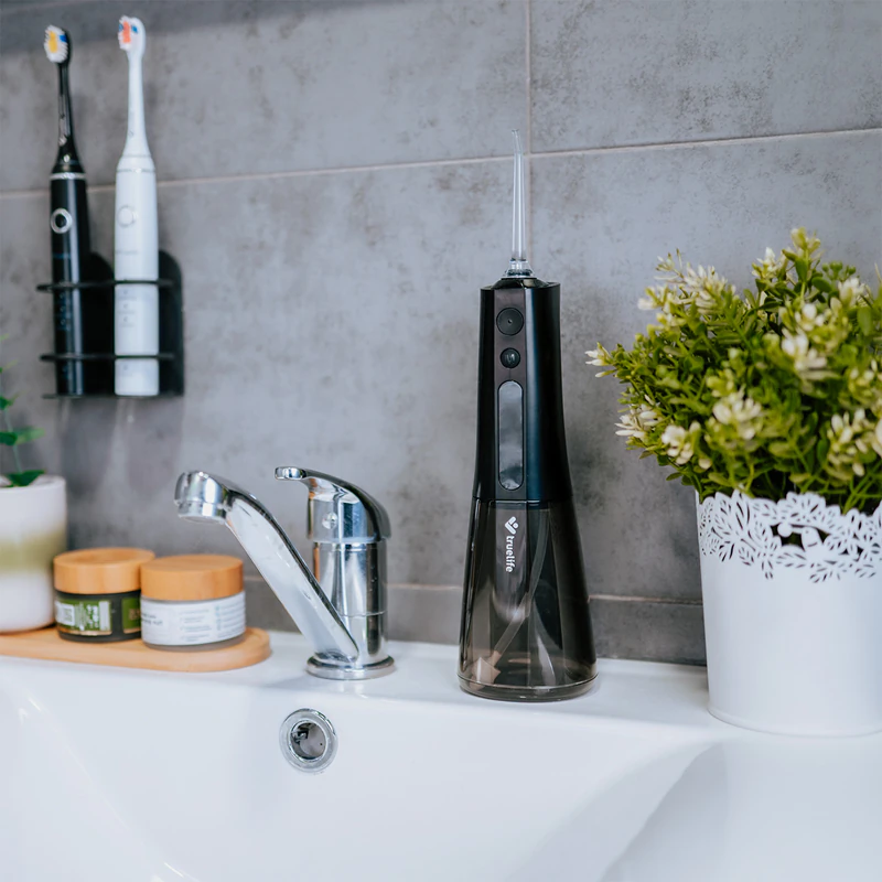 TrueLife AquaFloss Compact L100 černý irygátor na zuby