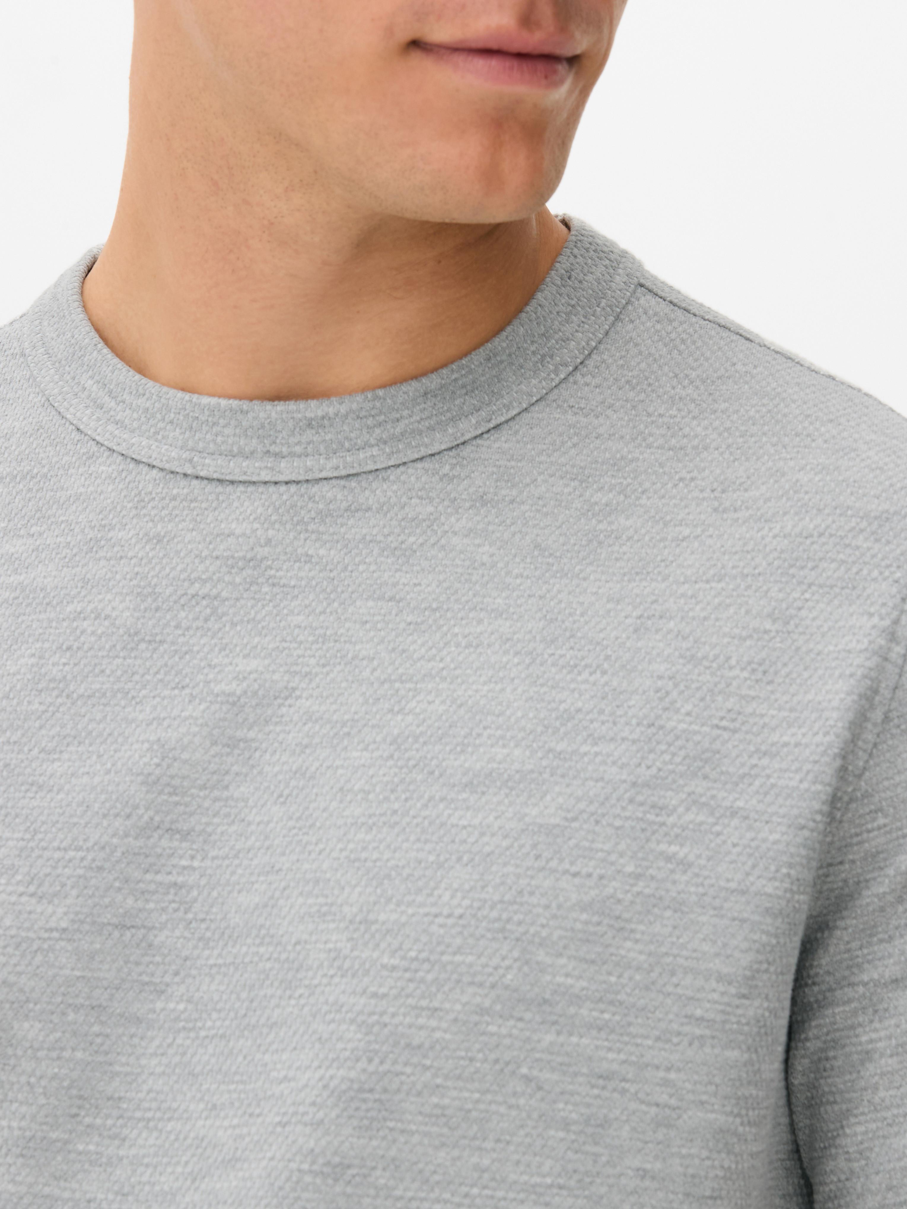 T-Shirt mit Wabenstruktur Ein T-Shirt mit Rundhalsausschnitt, kurzen Ärmeln und Wabenmuster