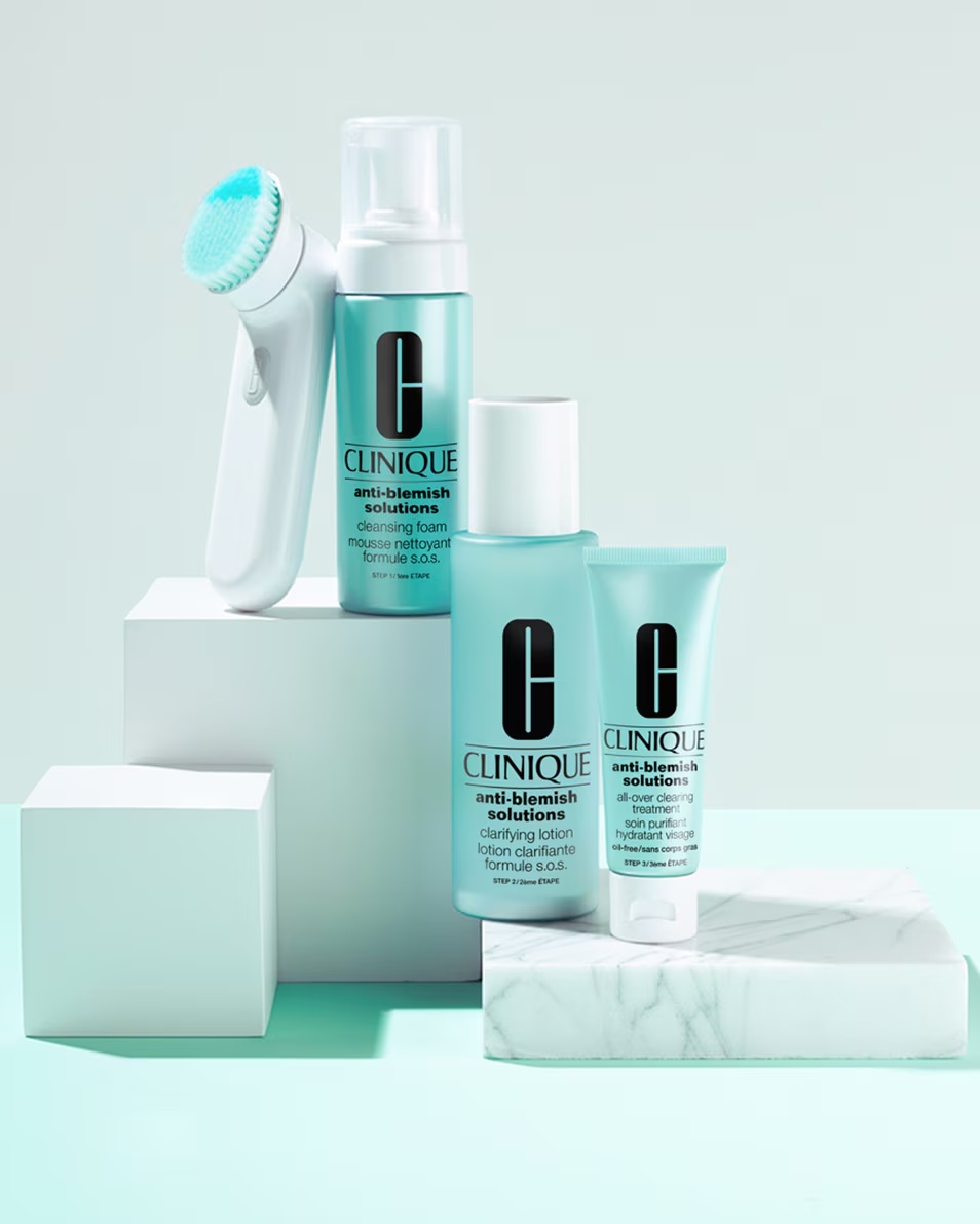 FOND DE TEN SPUMANT DE CURĂȚARE CLINIQUE ANTI-BLEMISH SOLUTIONS™ - TEN SENSIBIL - CAMUFLEAZĂ ȘI PREVINE IMPURITĂȚILE