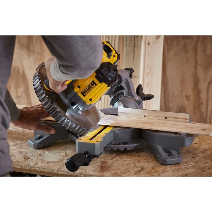 Troncatrice radiale a batteria STANLEY FATMAX V20 SFMCS701M1-QW da 190 mm con 1 batteria da 18 V 4,0 Ah e 1 lama a 40 denti.