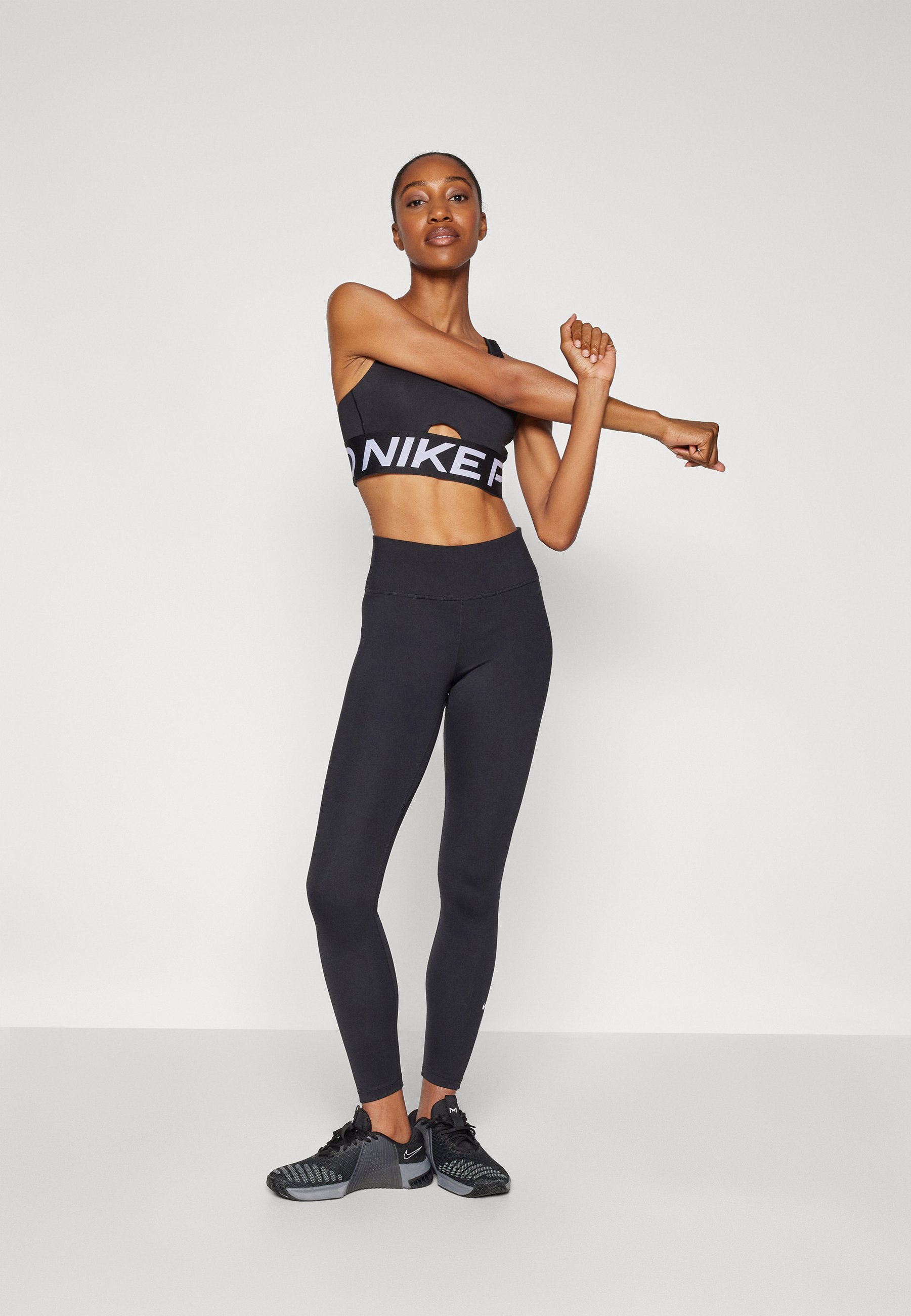 Soutien-gorge de sport Nike Performance INDY PLUNGE BOLD - Maintien moyen - Noir/Blanc