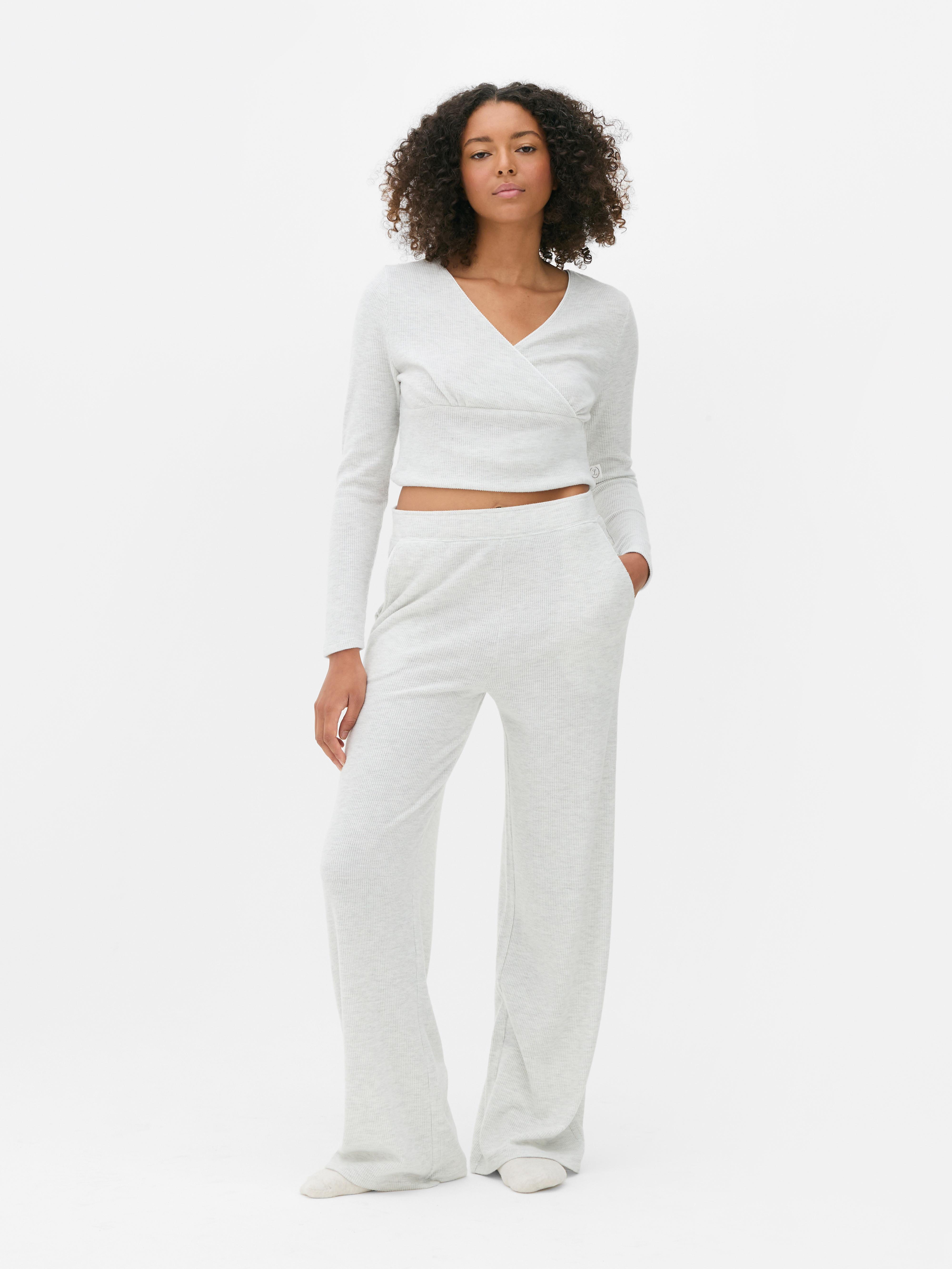 Pantaloni de pijama cu textură waffle și model vată. Optează pentru o siluetă casual elegantă și atemporală cu acești pantaloni de pijama cu textură waffle.
