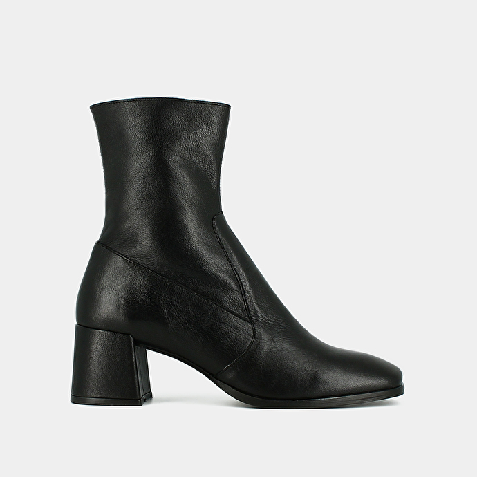 Bottines à bouts carrés  en cuir vieilli noir