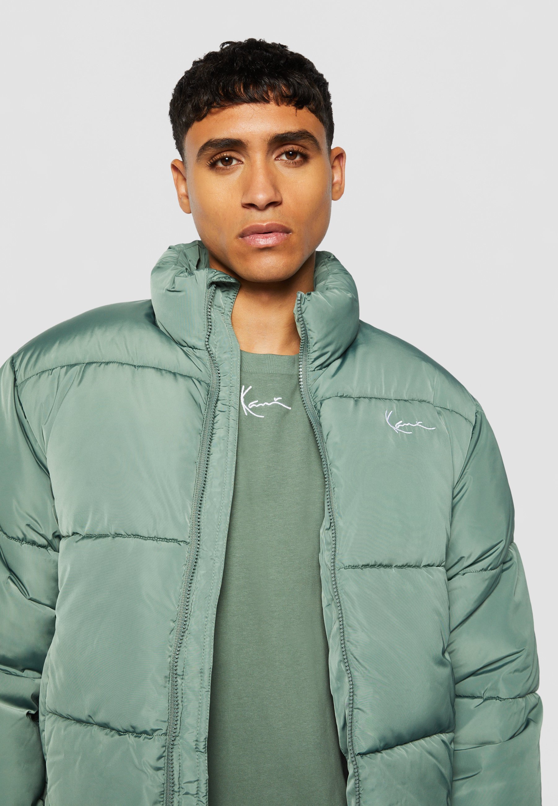 Jaqueta acolchoada Karl Kani CHEST SIGNATURE - Jaqueta de inverno - verde acinzentado