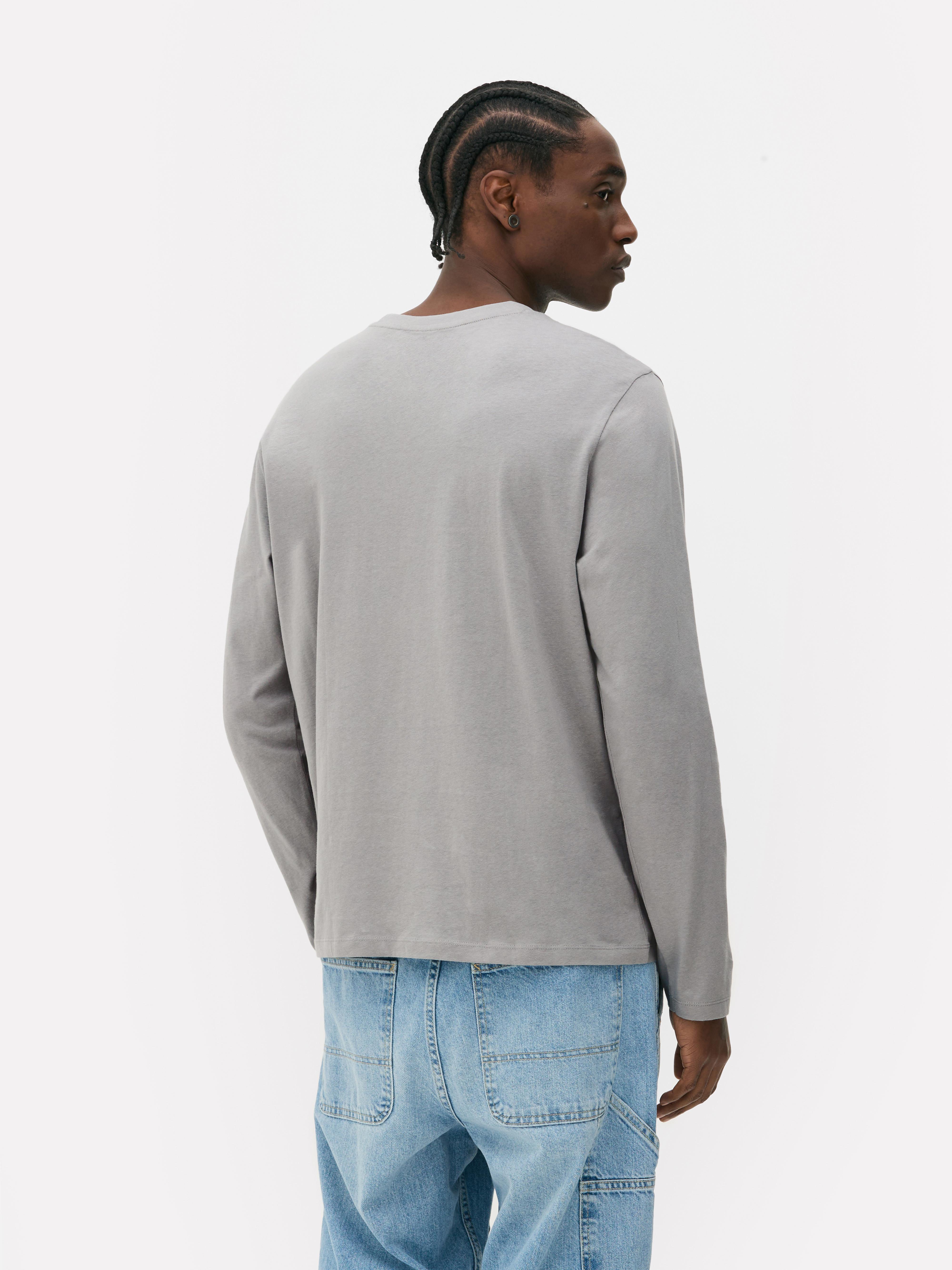 T-shirt a maniche lunghe in cotone Una T-shirt a maniche lunghe con scollo rotondo realizzata in jersey di cotone