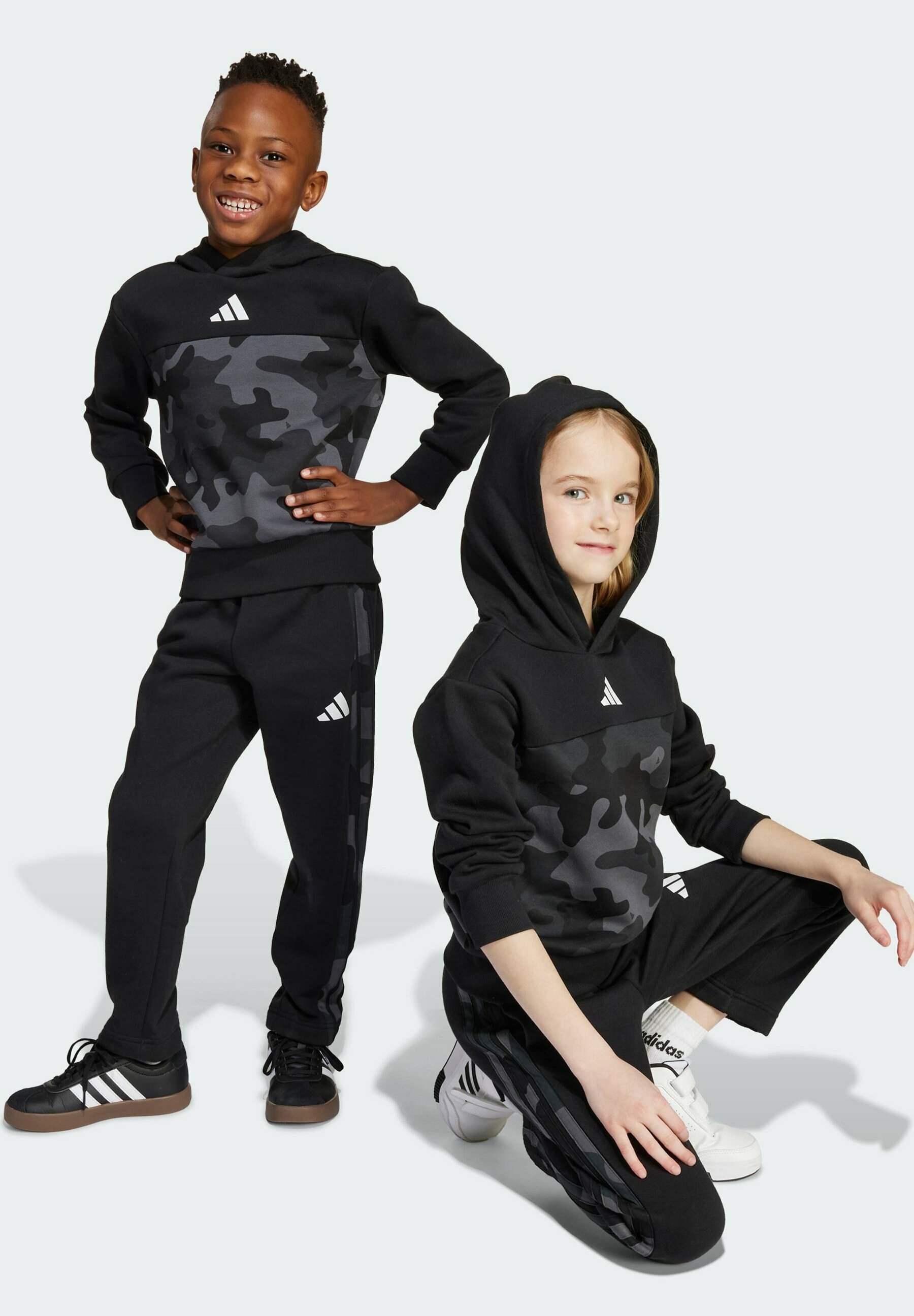 adidas Sportswear SEASONAL ESSENTIALS CAMO JOGGER SET - Dres - czarno-biały