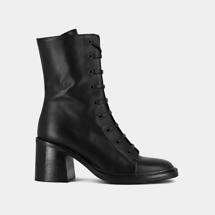 Bottines à talons et lacets  en cuir noir